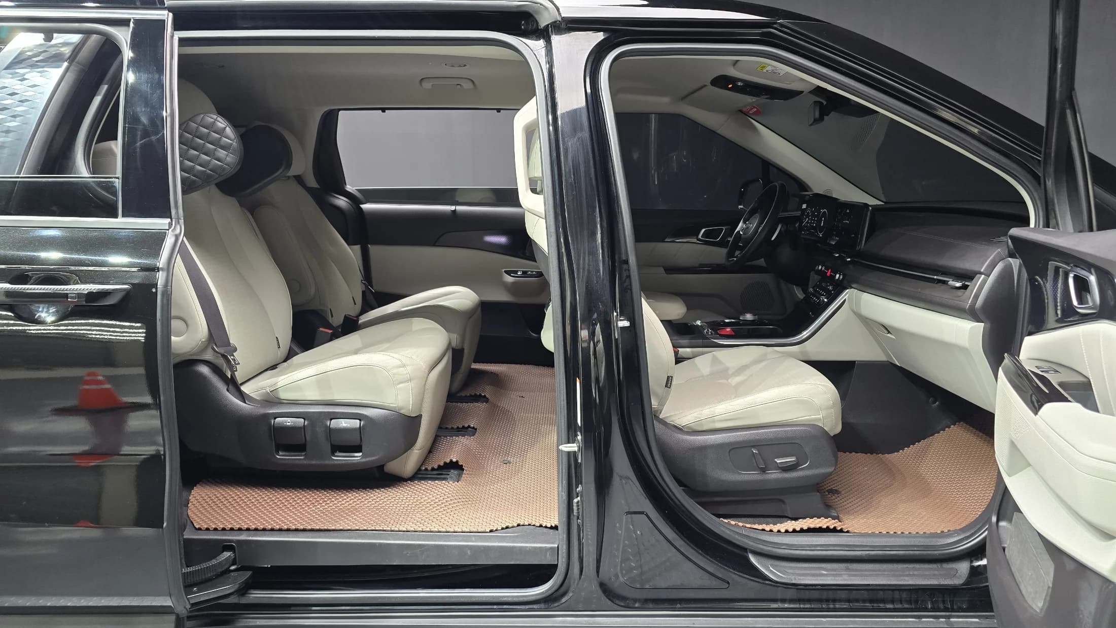 Kia Carnival 7-Seater Signature, 2021 г. 106126 км. — фото 11