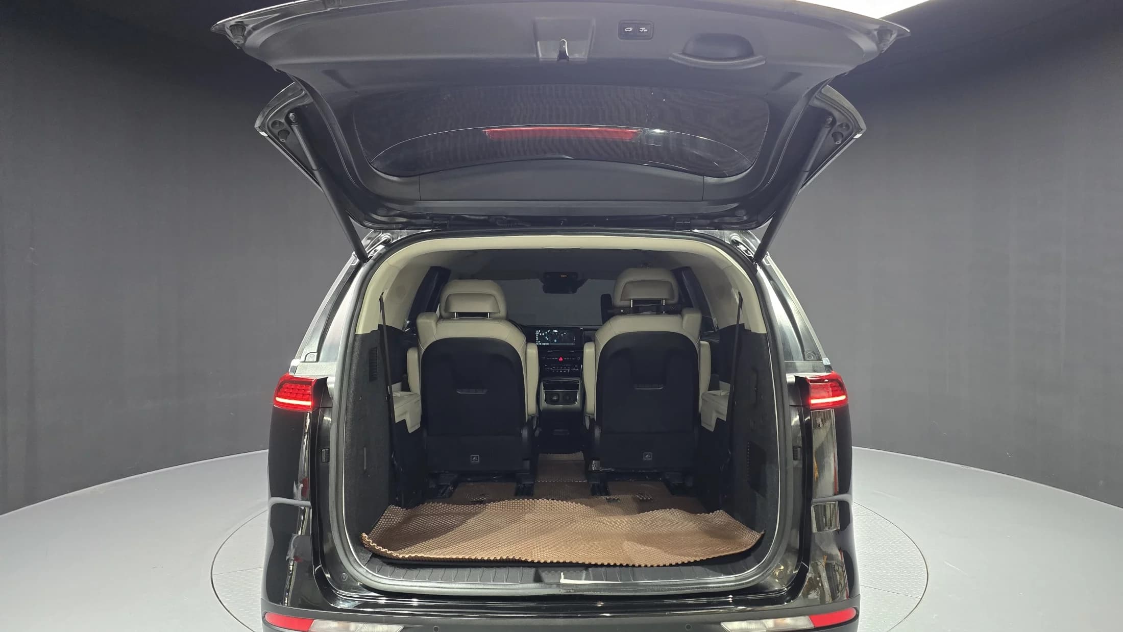 Kia Carnival 7-Seater Signature, 2021 г. 106126 км. — фото 20