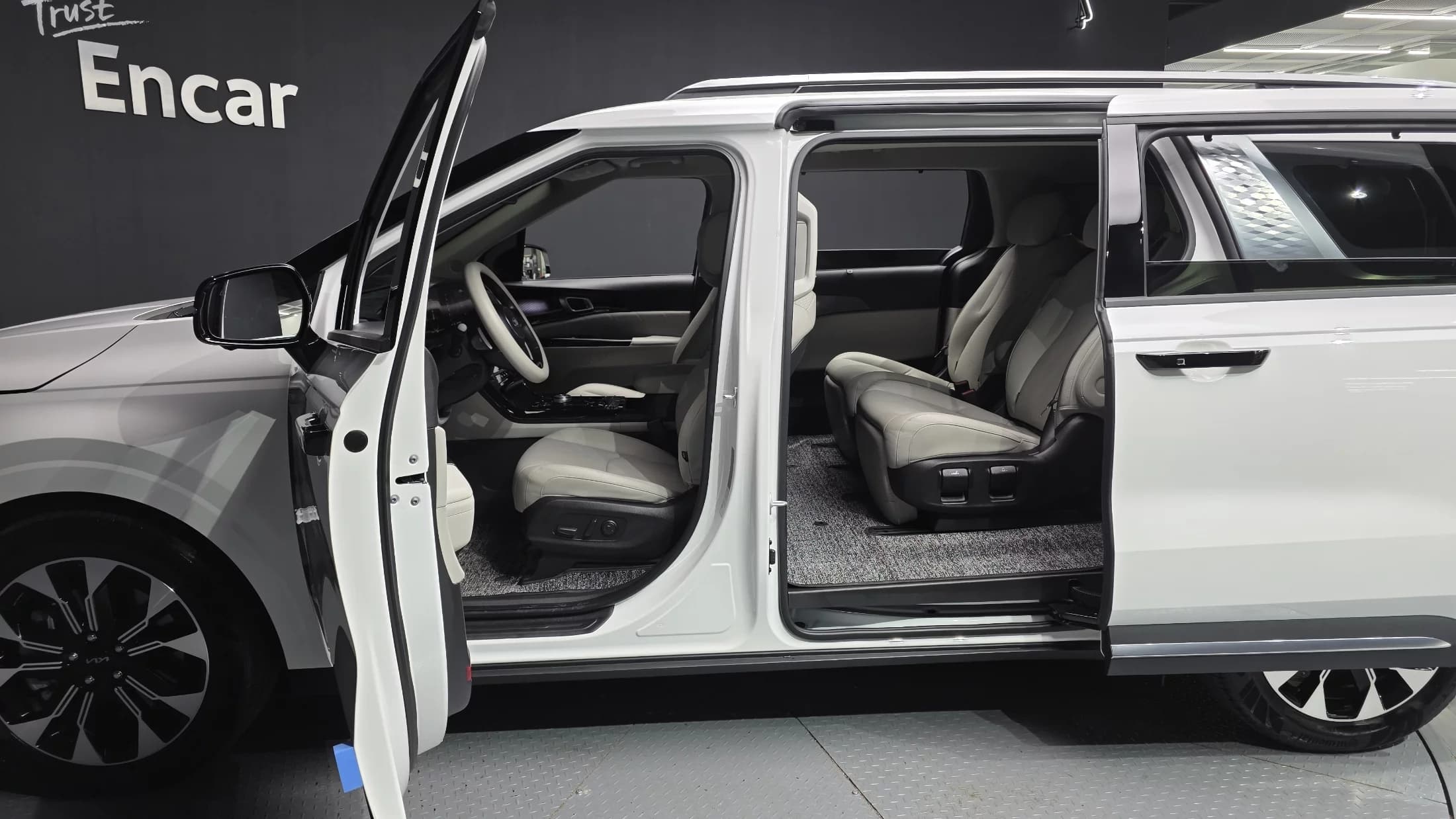 Kia Carnival 7-Seater Signature, 2021 г. 20919 км. — фото 17