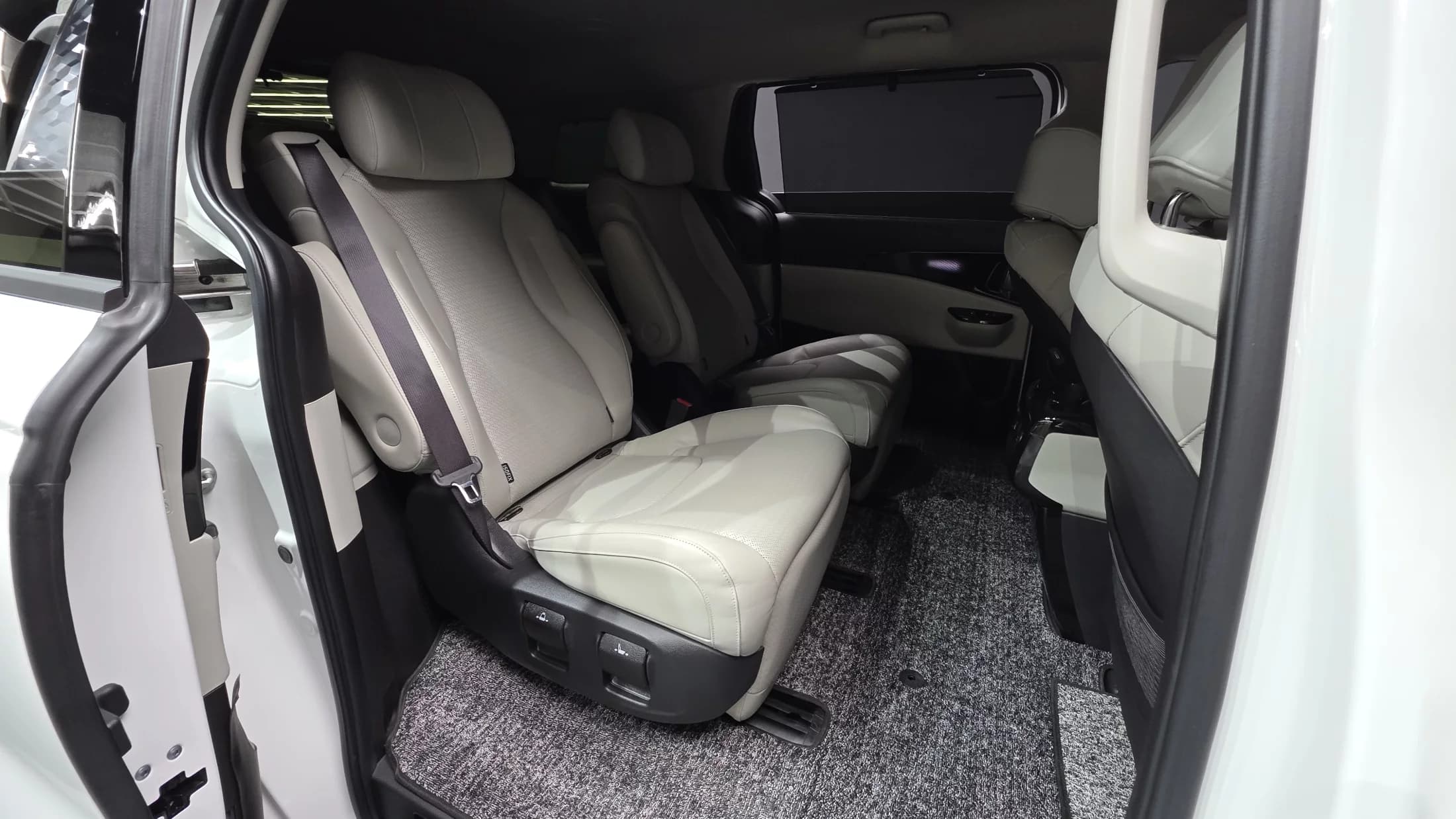 Kia Carnival 7-Seater Signature, 2021 г. 20919 км. — фото 19