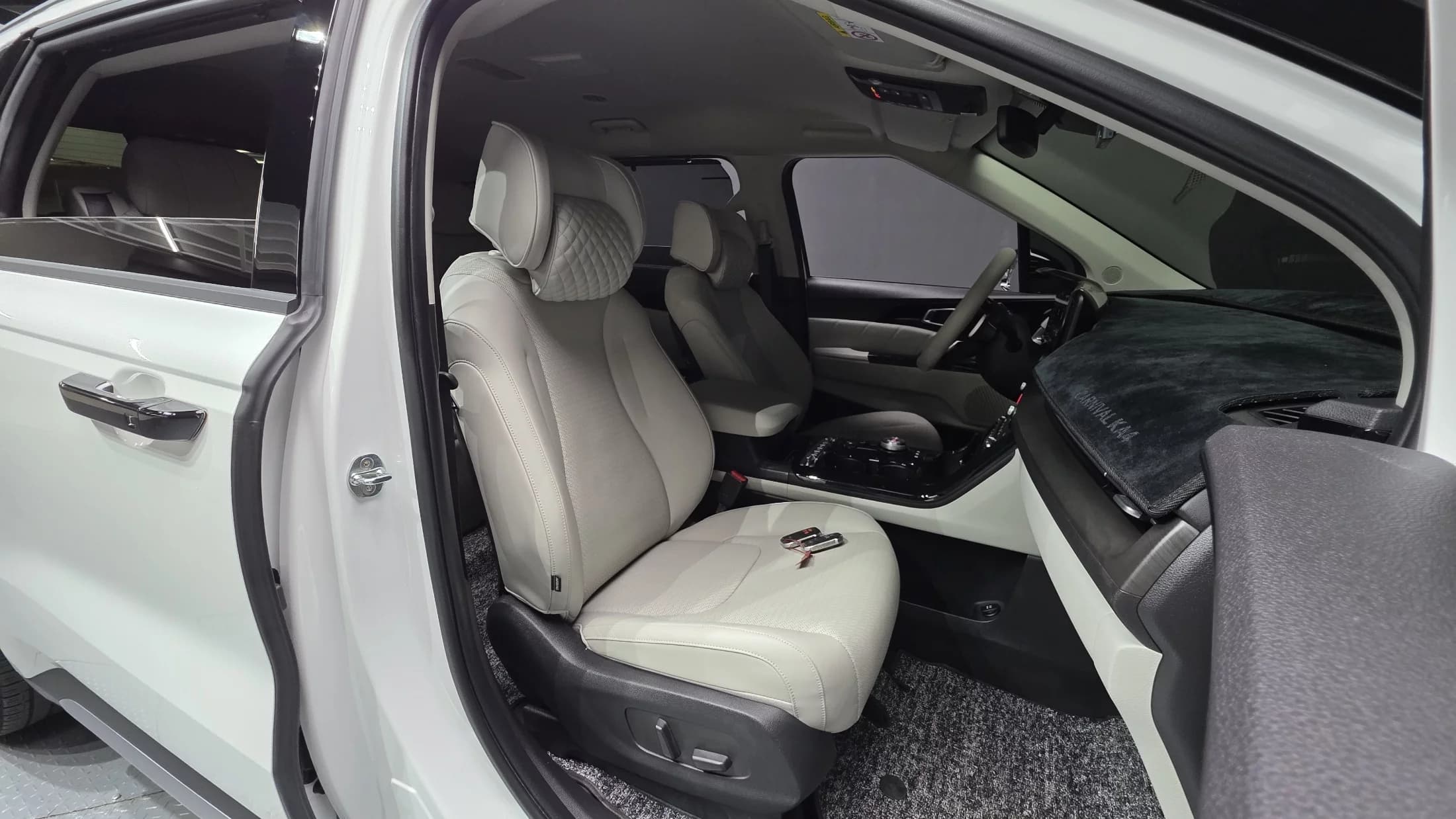 Kia Carnival 7-Seater Signature, 2021 г. 20919 км. — фото 10