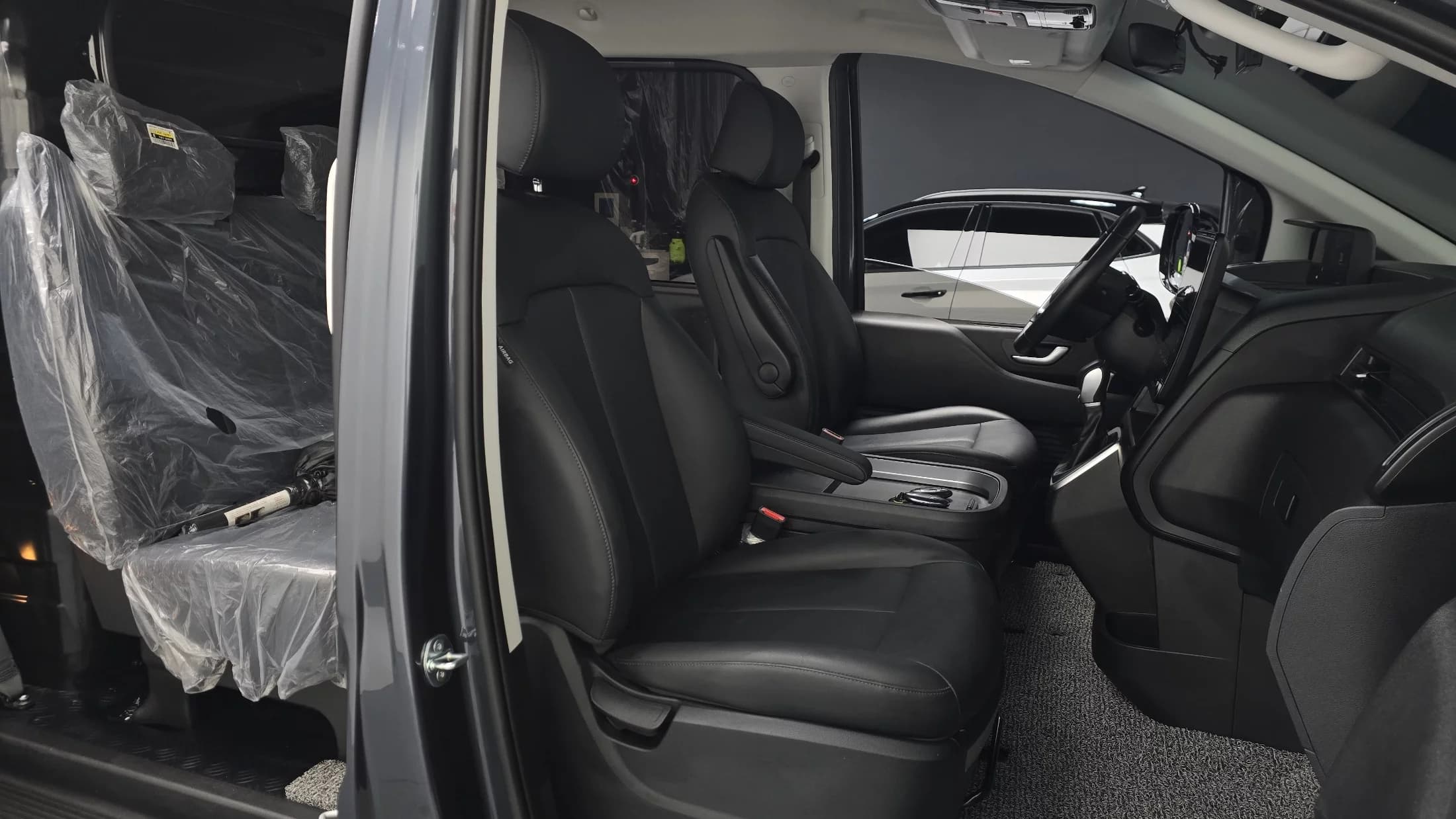 Hyundai Staria Cargo 5-Seater Modern, 2024 г. 37885 км. — фото 10