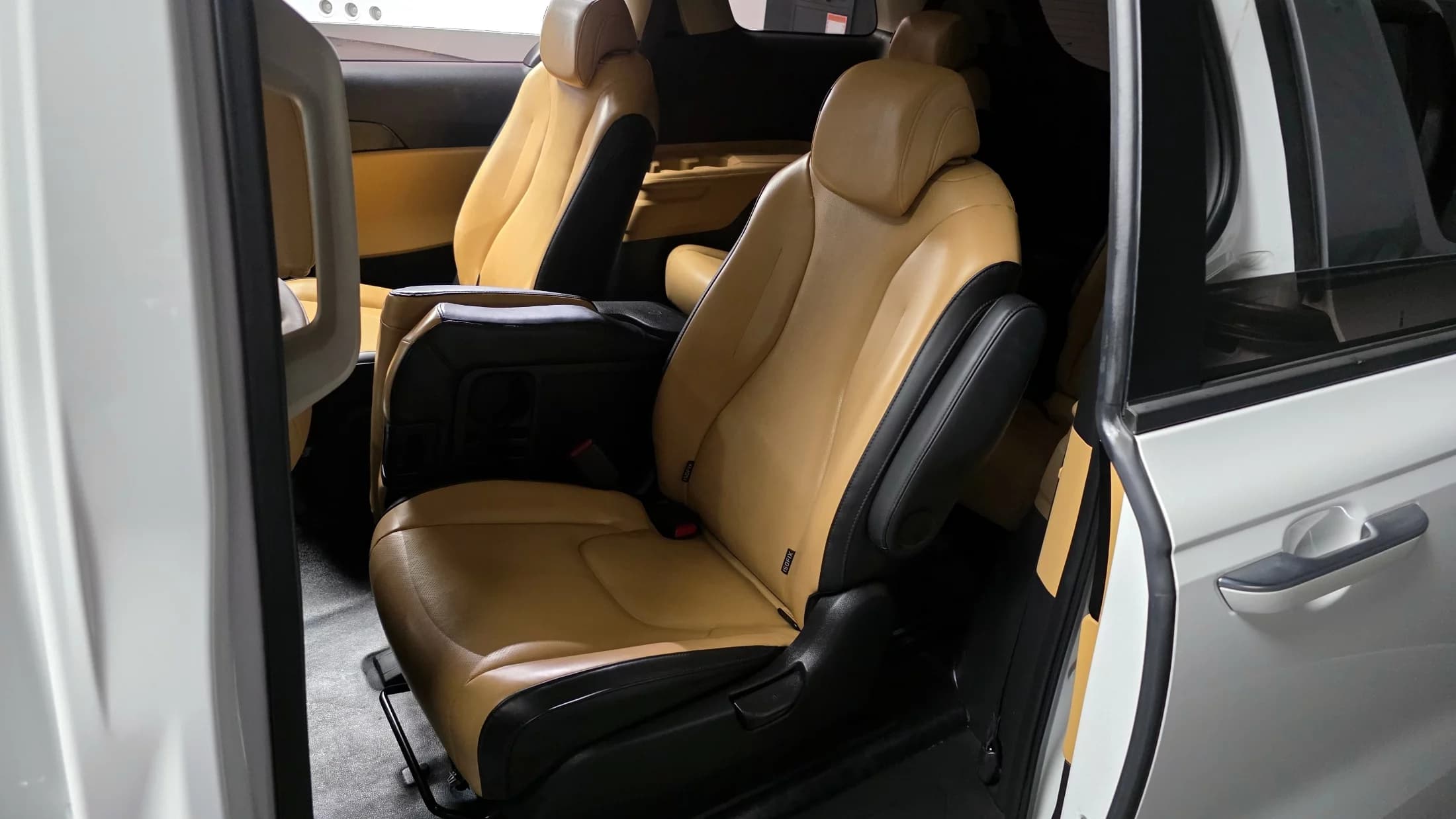 Kia Carnival 11-Seater Prestige, 2023 г. 32574 км. — фото 11