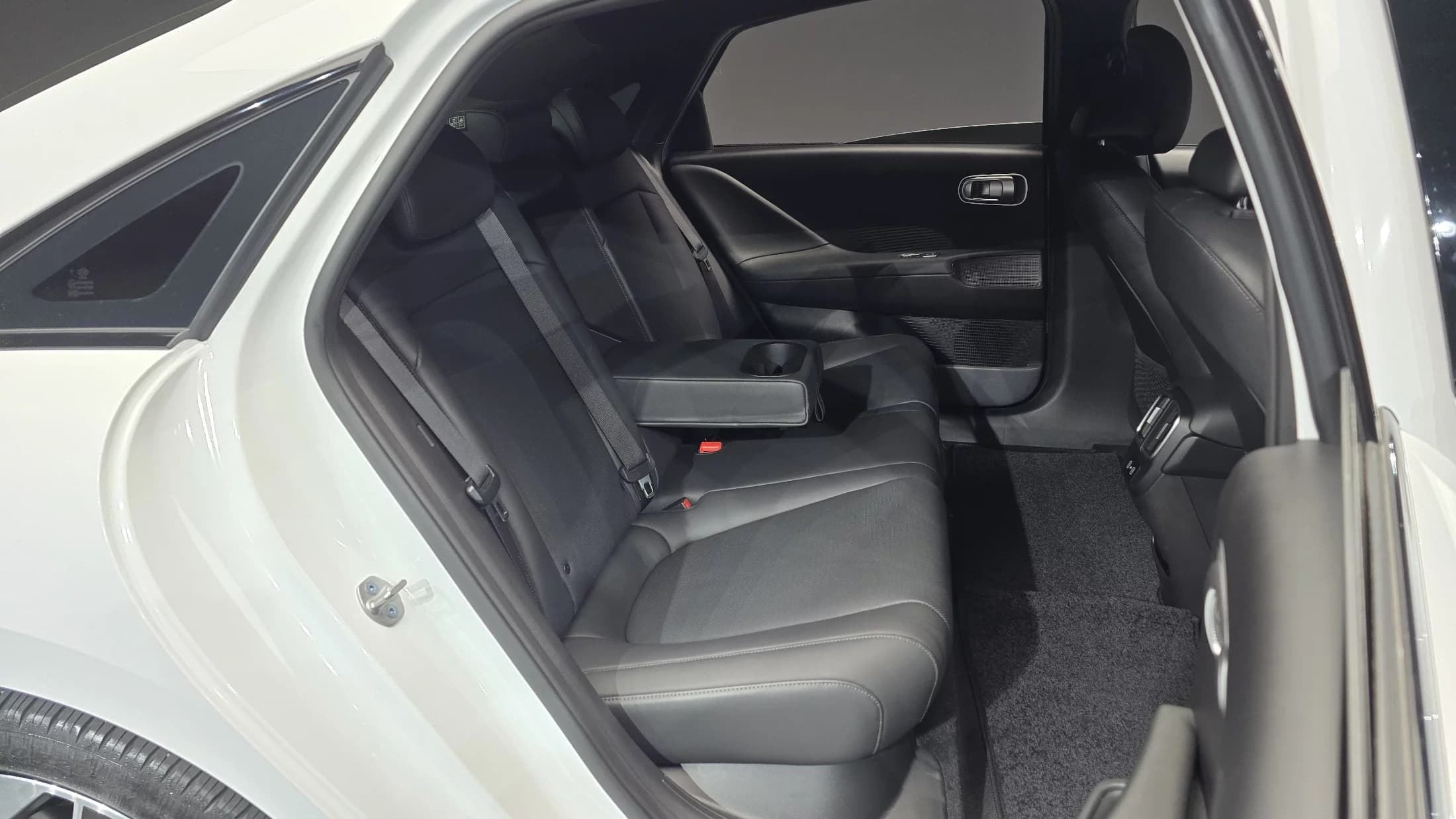 Hyundai Ioniq 6 Long Range AWD Prestige, электромобиль, 2022 г. 27426 км. — фото 12