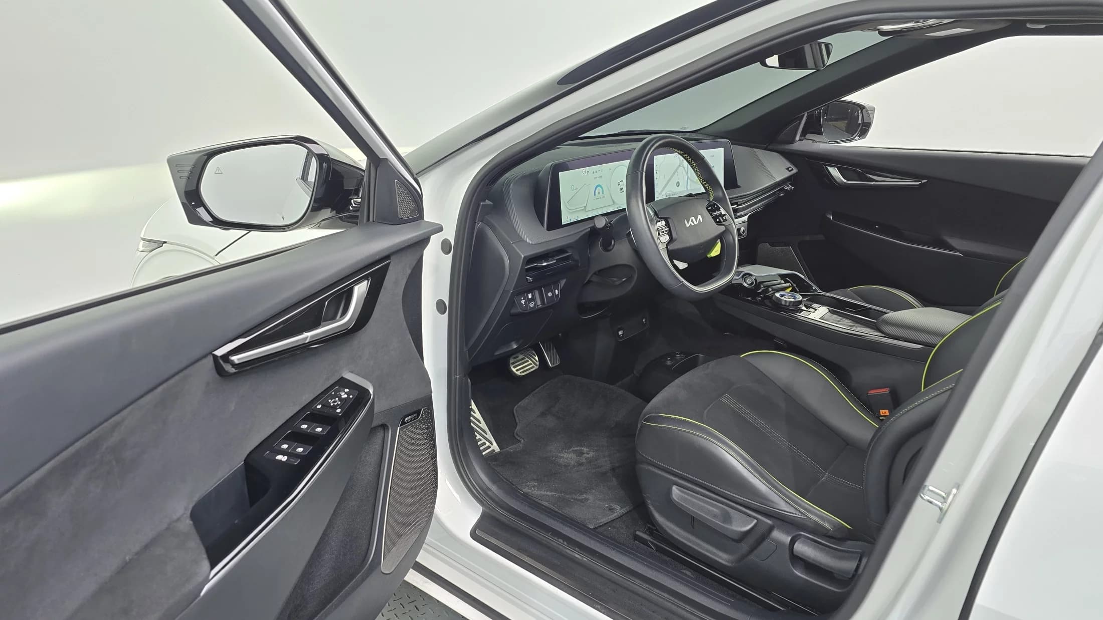 Kia EV6 GT 4WD, электромобиль, 2023 г. 44296 км. — фото 10