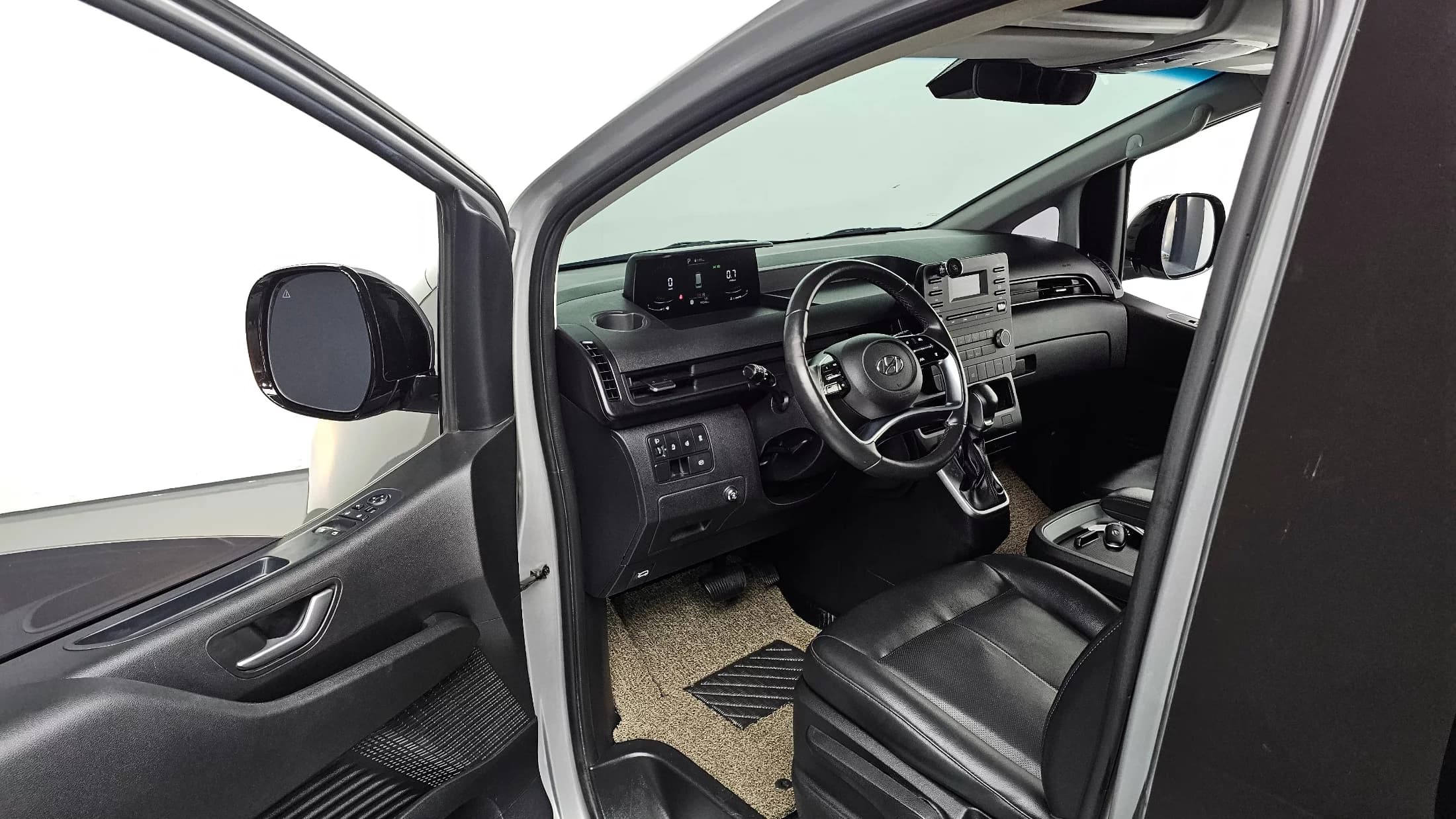 Hyundai Staria Cargo 5-Seater Modern, 2021 г. 99360 км. — фото 11