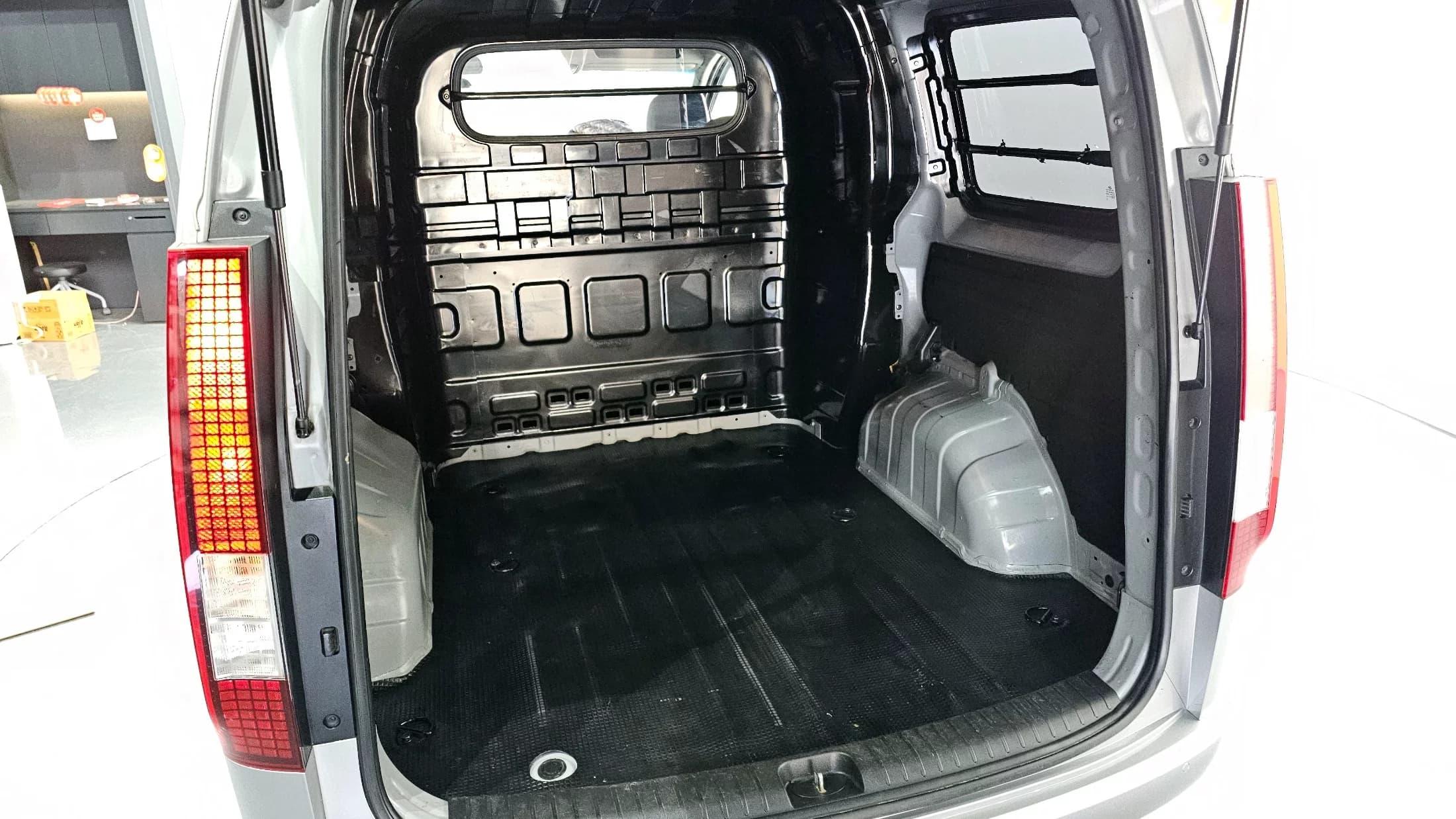 Hyundai Staria Cargo 5-Seater Modern, 2021 г. 99360 км. — фото 16