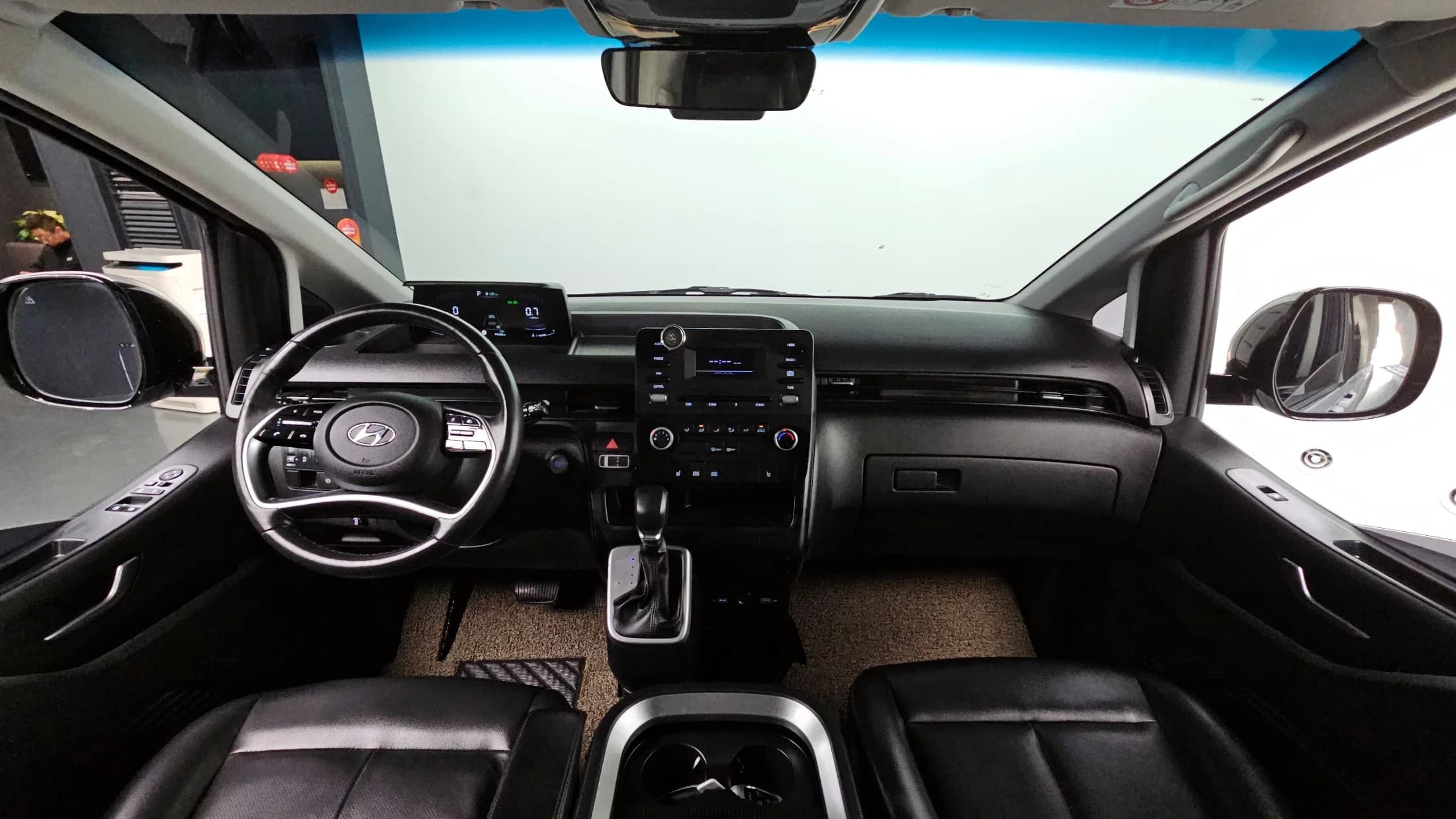 Hyundai Staria Cargo 5-Seater Modern, 2021 г. 99360 км. — фото 7