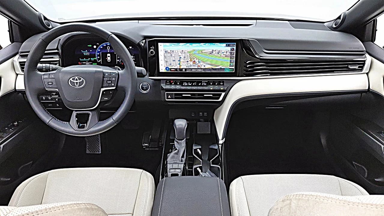 Toyota CAMRY 2.5 XLE Premium Hybrid, гибрид, 2024 г. 12515 км. — фото 8