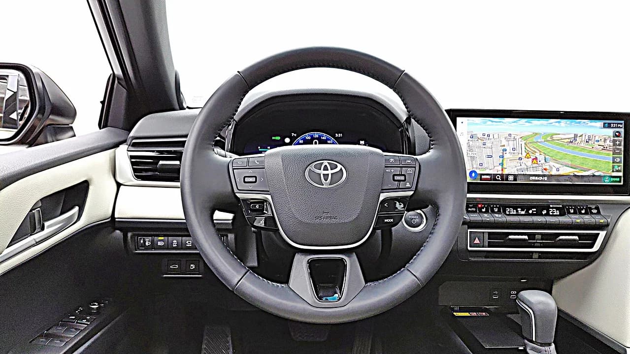 Toyota CAMRY 2.5 XLE Premium Hybrid, гибрид, 2024 г. 12515 км. — фото 10