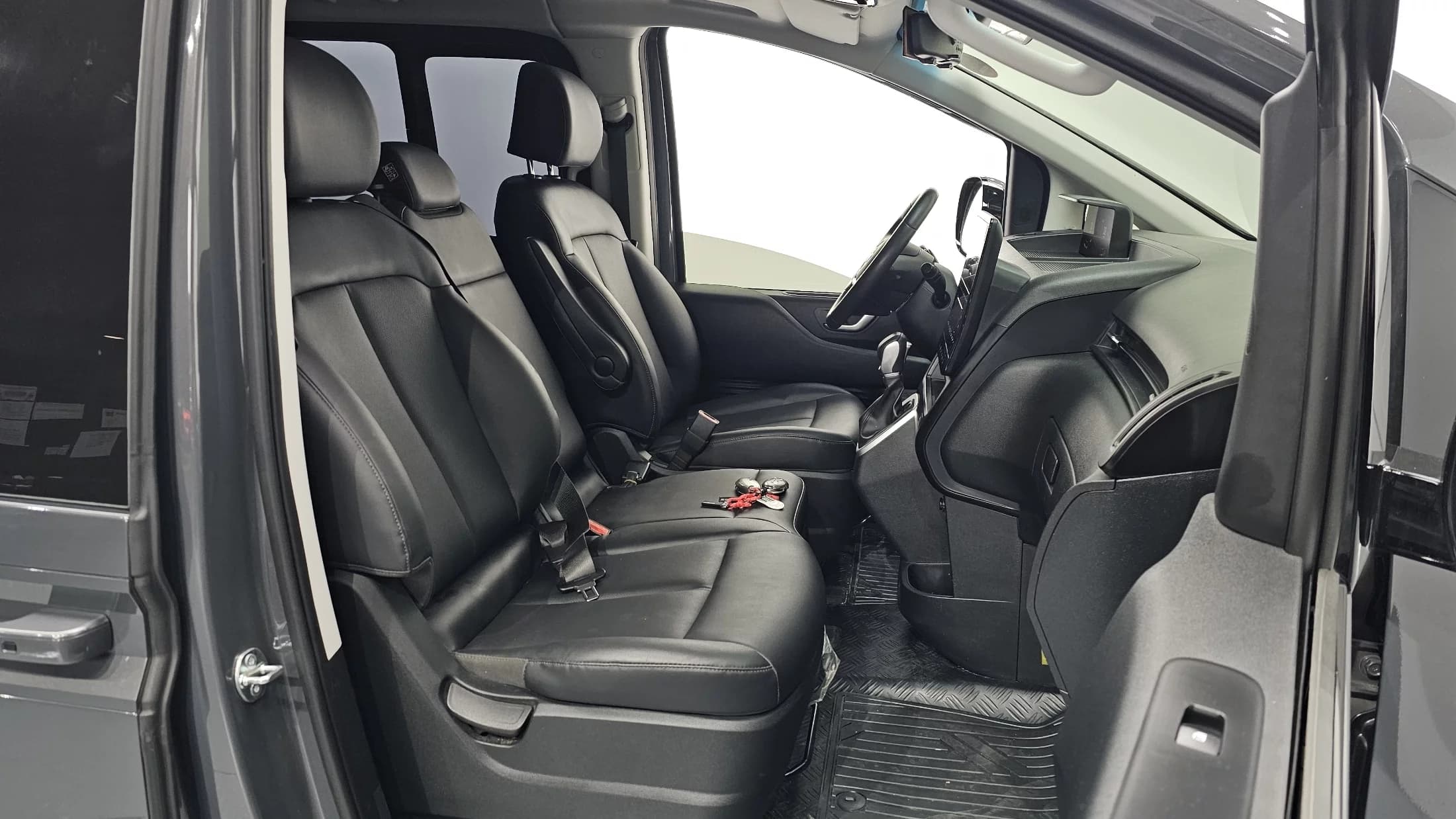 Hyundai Staria 4WD Tourer 9-Seater Modern, 2025 г. 14588 км. — фото 12