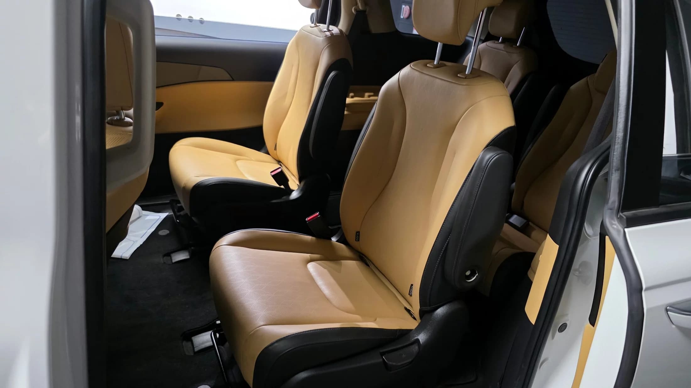 Kia Carnival 9-Seater Prestige, 2022 г. 43951 км. — фото 11