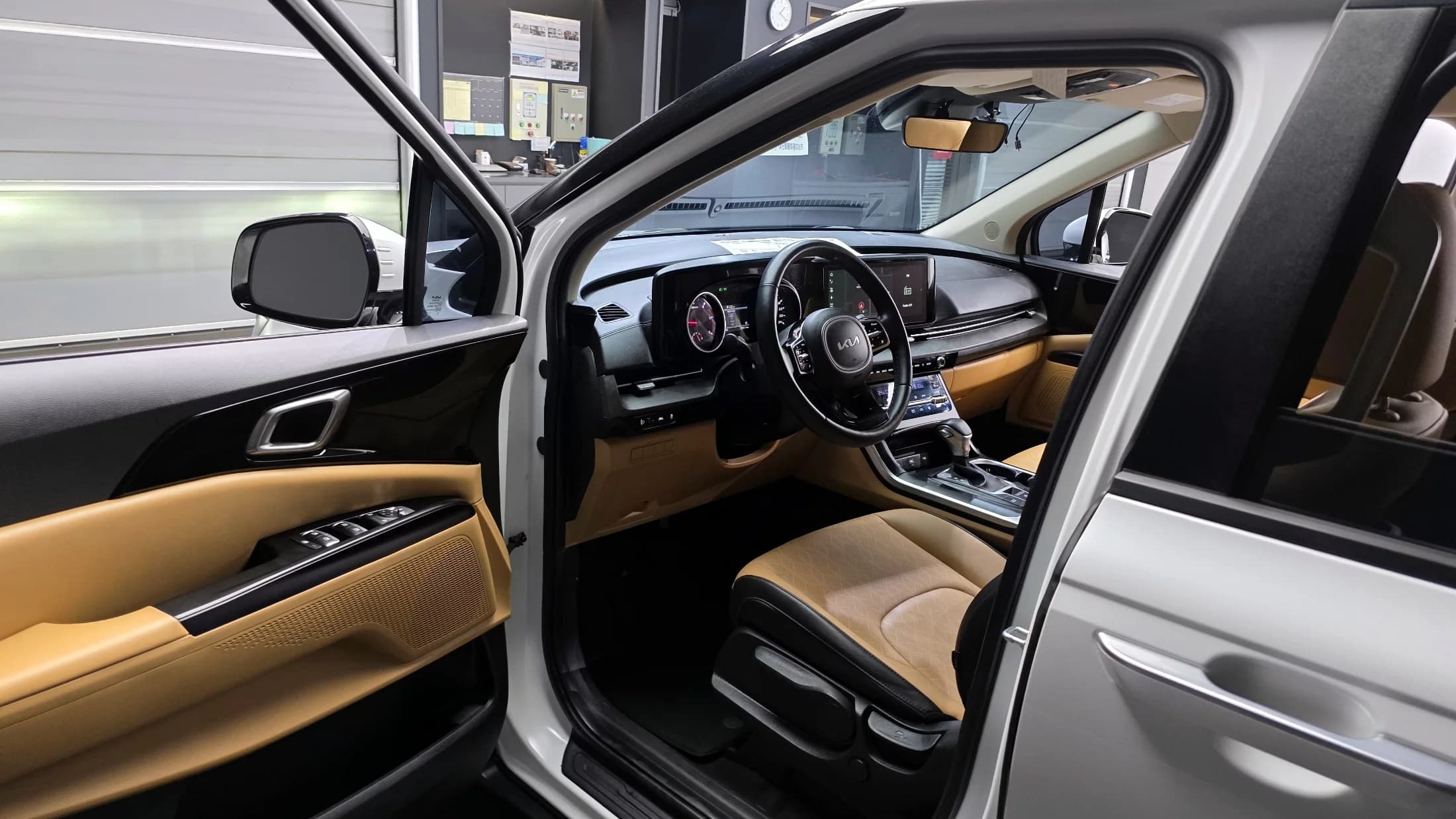 Kia Carnival 9-Seater Prestige, 2022 г. 43951 км. — фото 10