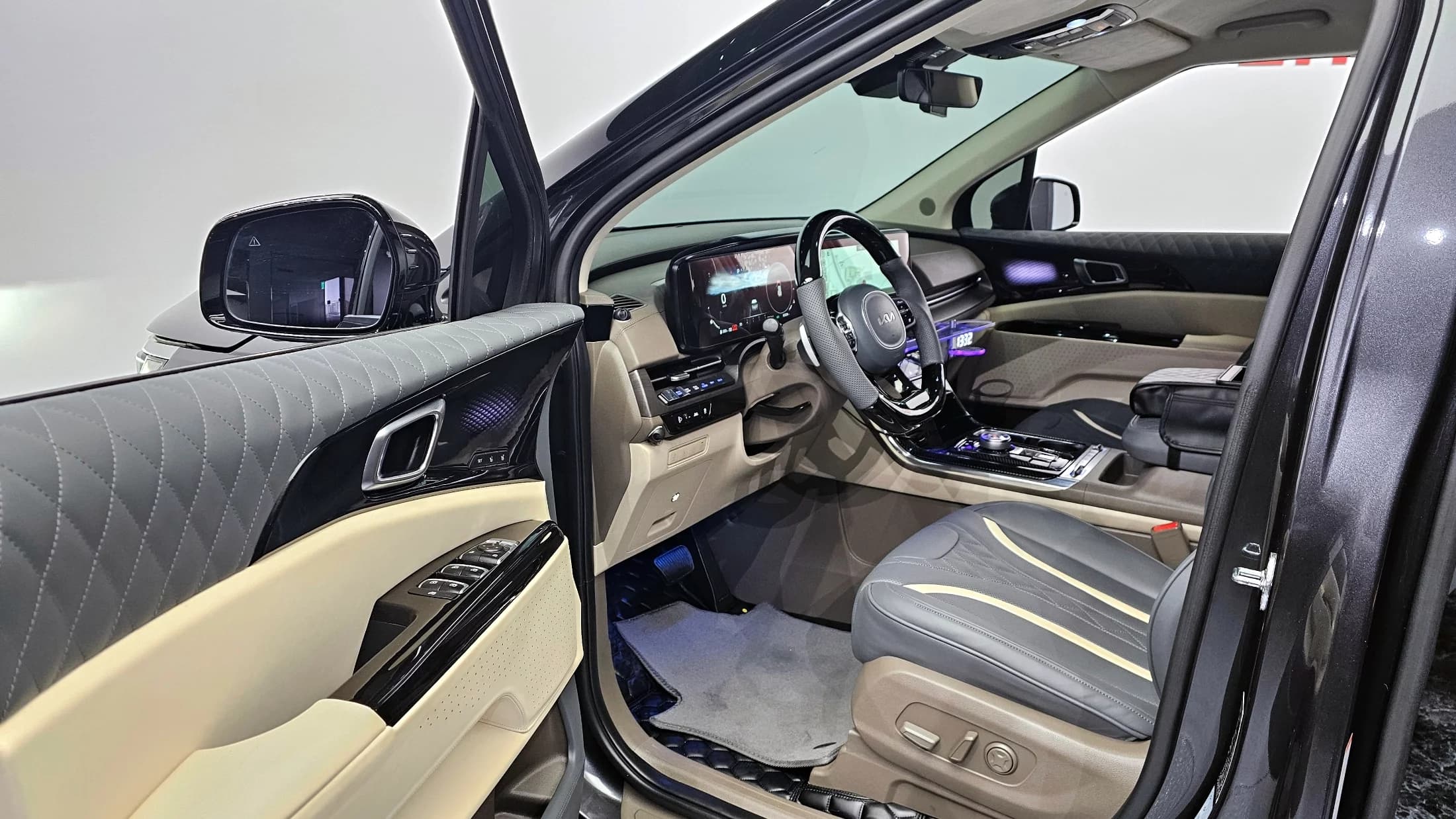 Kia Carnival 7-Seater Hi-Limousine Signature, 2023 г. 60445 км. — фото 11