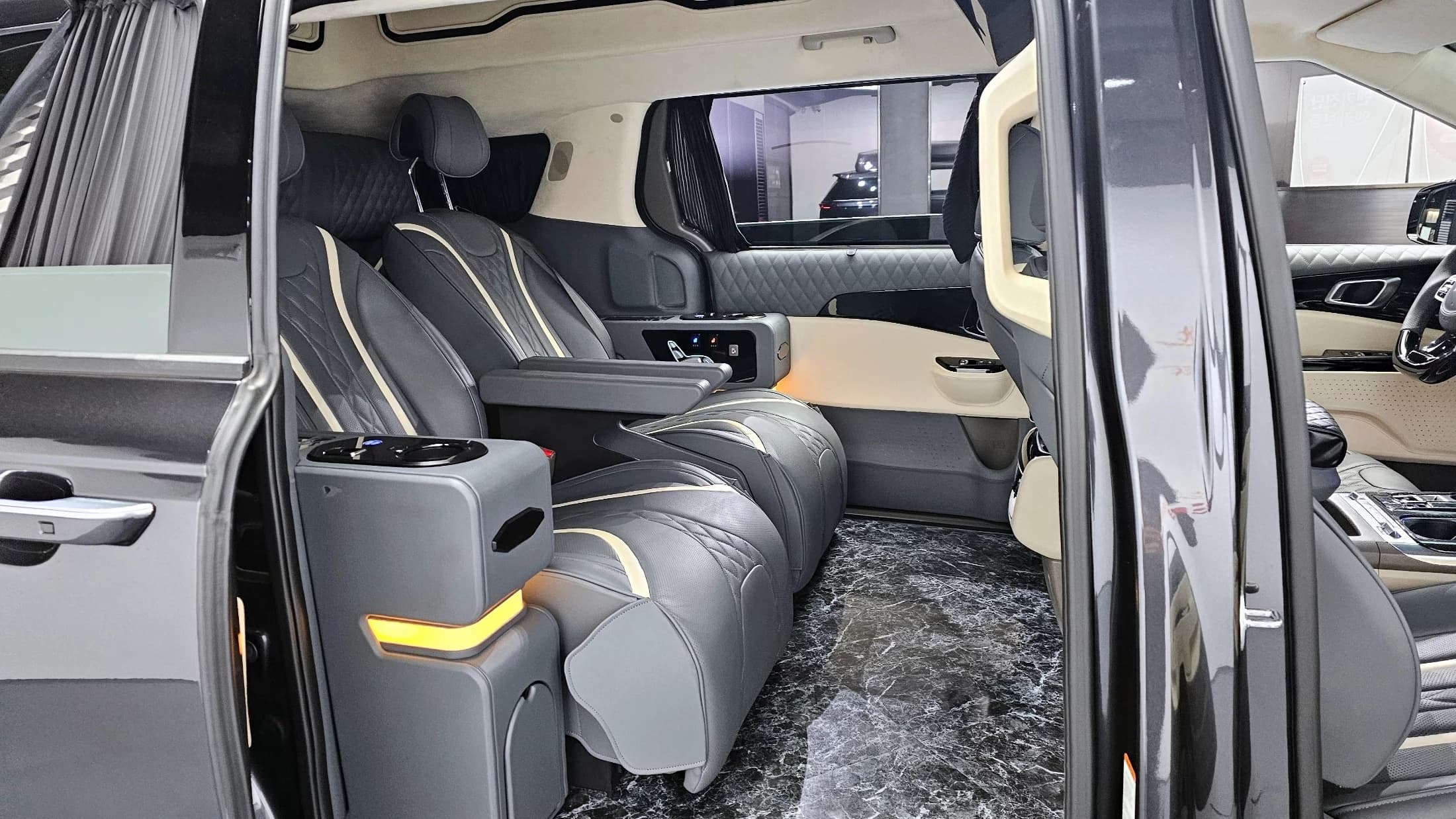 Kia Carnival 7-Seater Hi-Limousine Signature, 2023 г. 60445 км. — фото 12