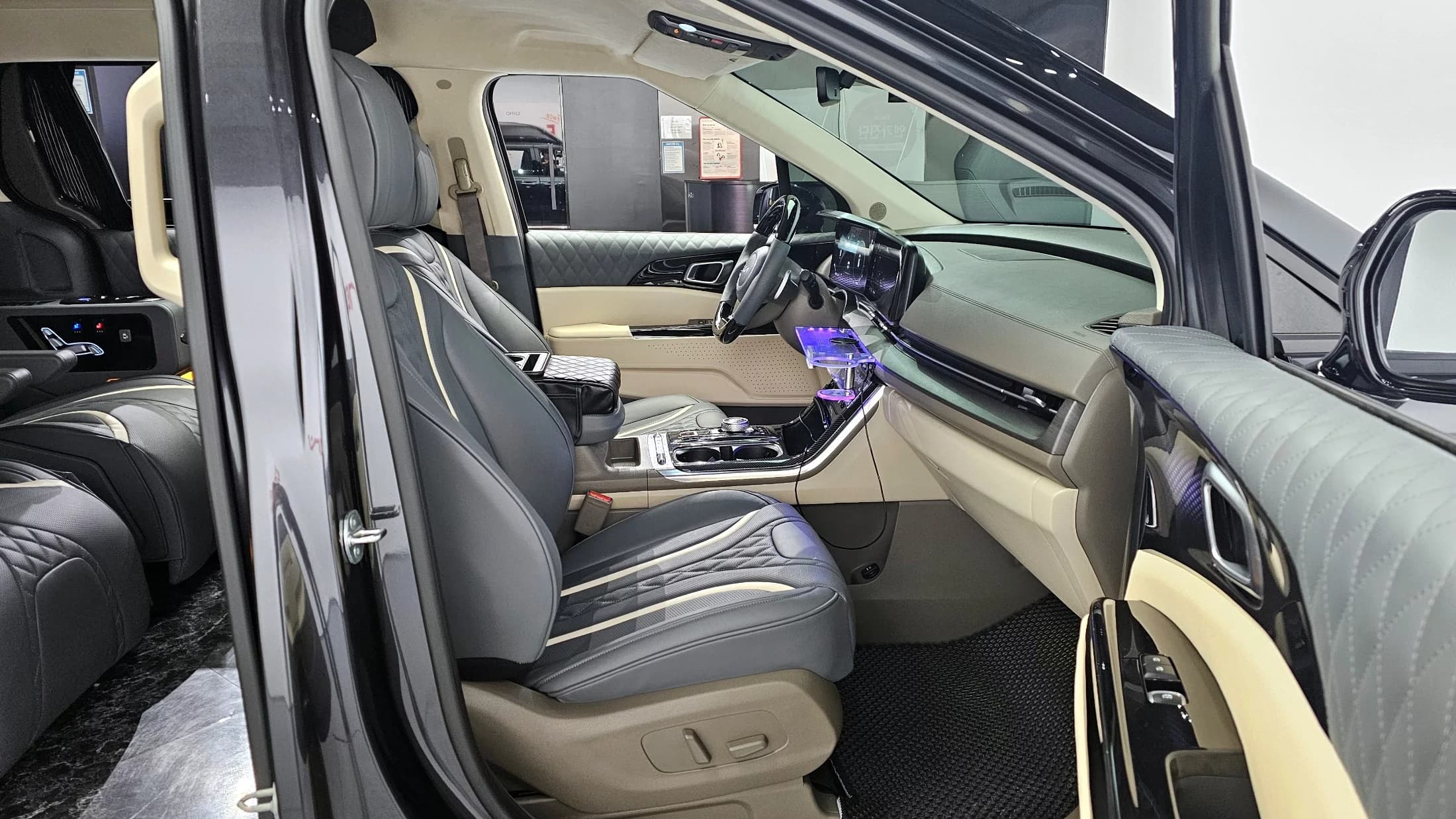 Kia Carnival 7-Seater Hi-Limousine Signature, 2023 г. 60445 км. — фото 10