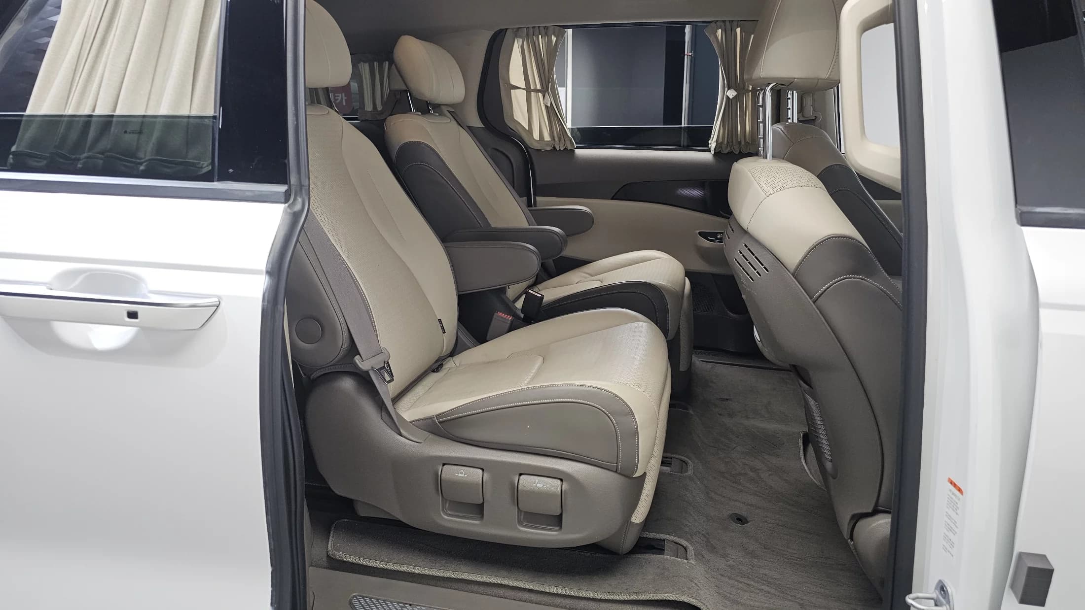 Kia Carnival Gasoline 7-Seater Hi-Limousine Signature, 2021 г. 25590 км. — фото 12