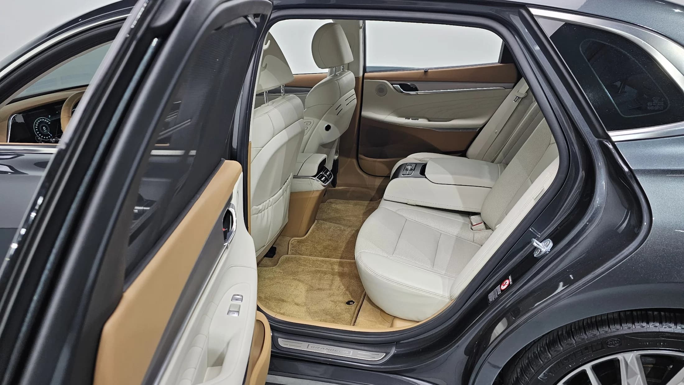 Hyundai Grandeur 3.3 Calligraphy, 2022 г. 41814 км. — фото 12