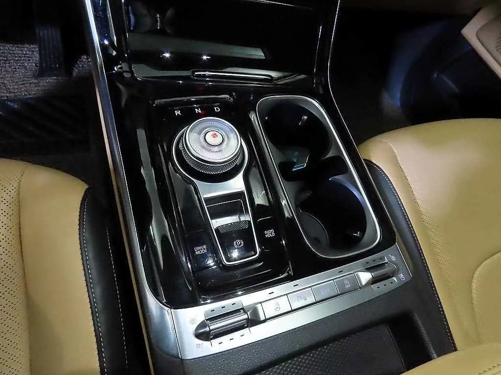 Kia Carnival 9-Seater Signature, 2021 г. 96565 км. — фото 12