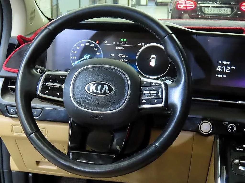 Kia Carnival 9-Seater Signature, 2021 г. 96565 км. — фото 8