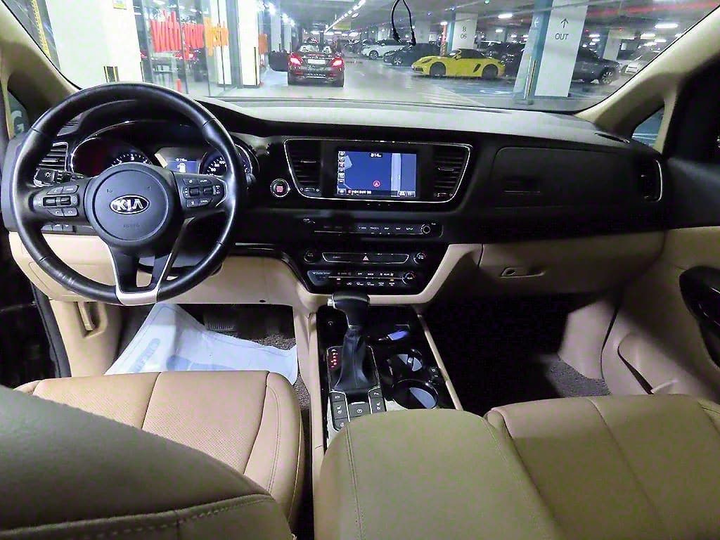 Kia Carnival 9-Seater Signature, 2021 г. 96565 км. — фото 10