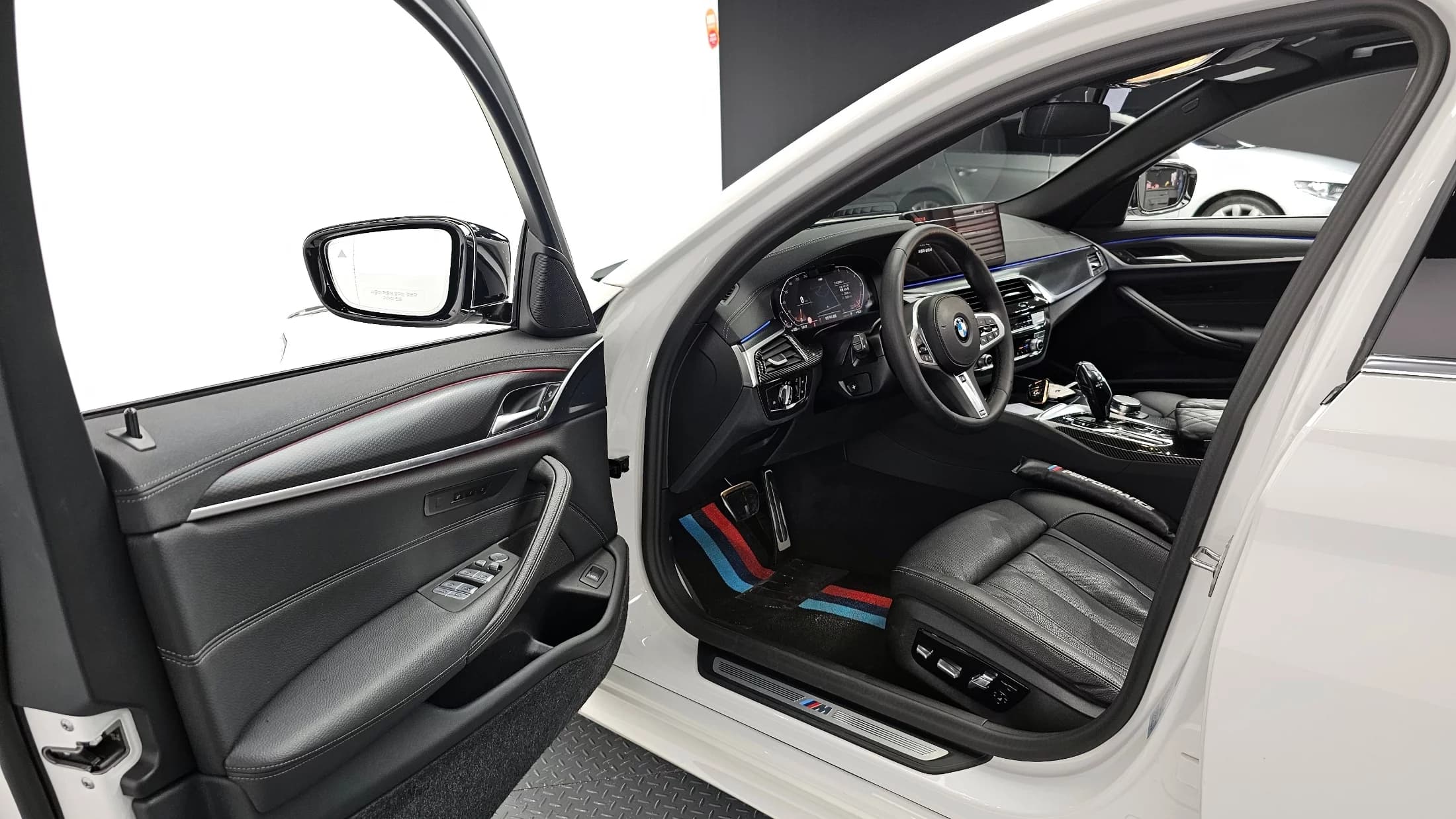 BMW 5-Series 520i M Sport, 2023 г. 32942 км. — фото 11