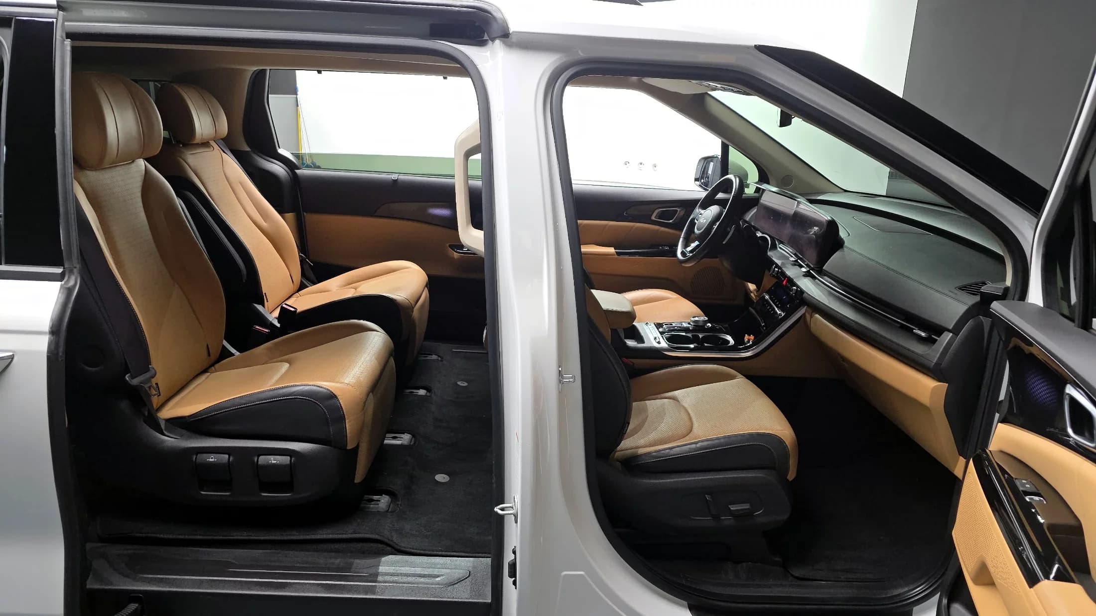 Kia Carnival 7-Seater Signature, 2022 г. 118317 км. — фото 11