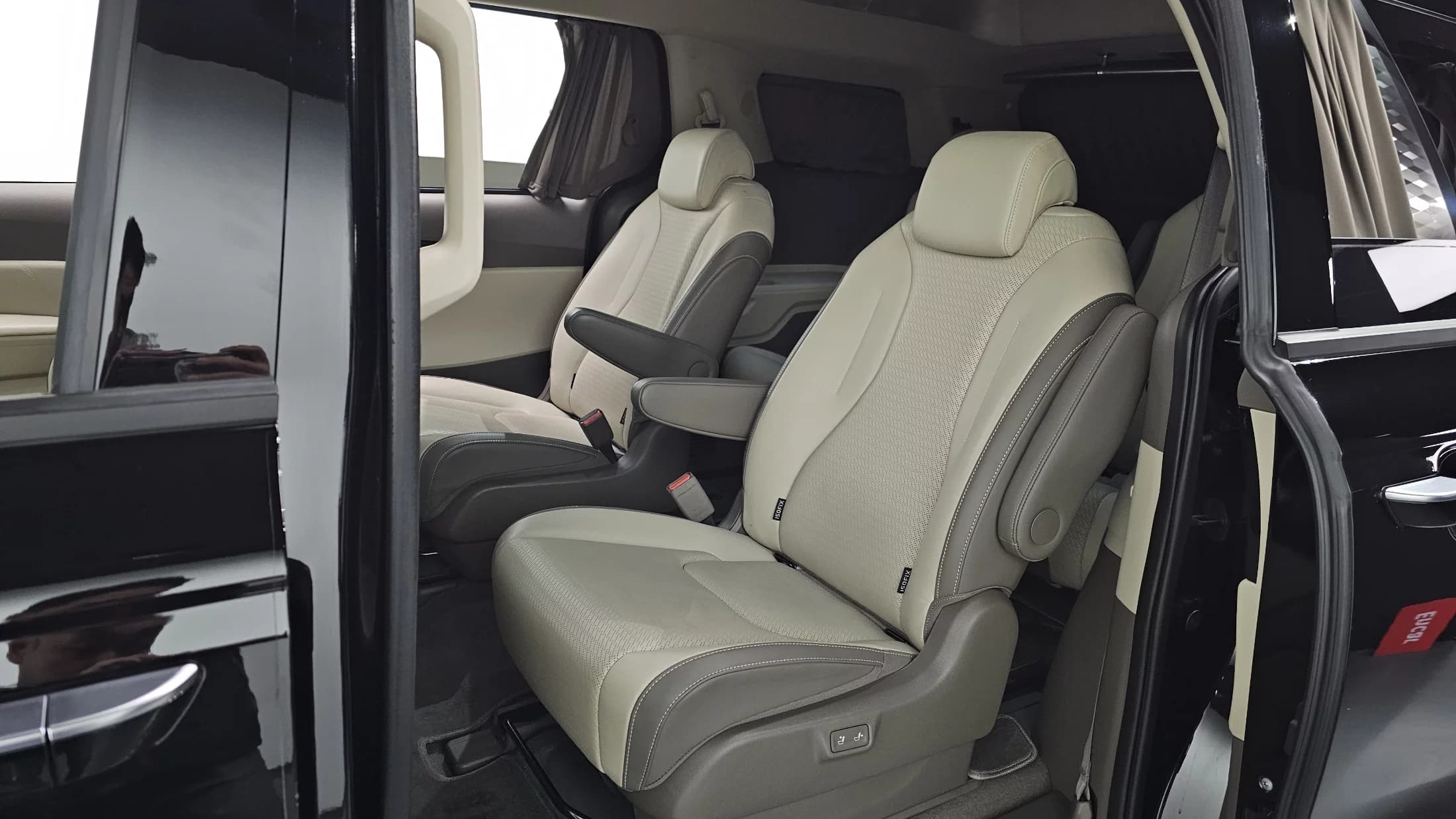 Kia Carnival 9-Seater Hi Limousine Signature, 2024 г. 89202 км. — фото 12