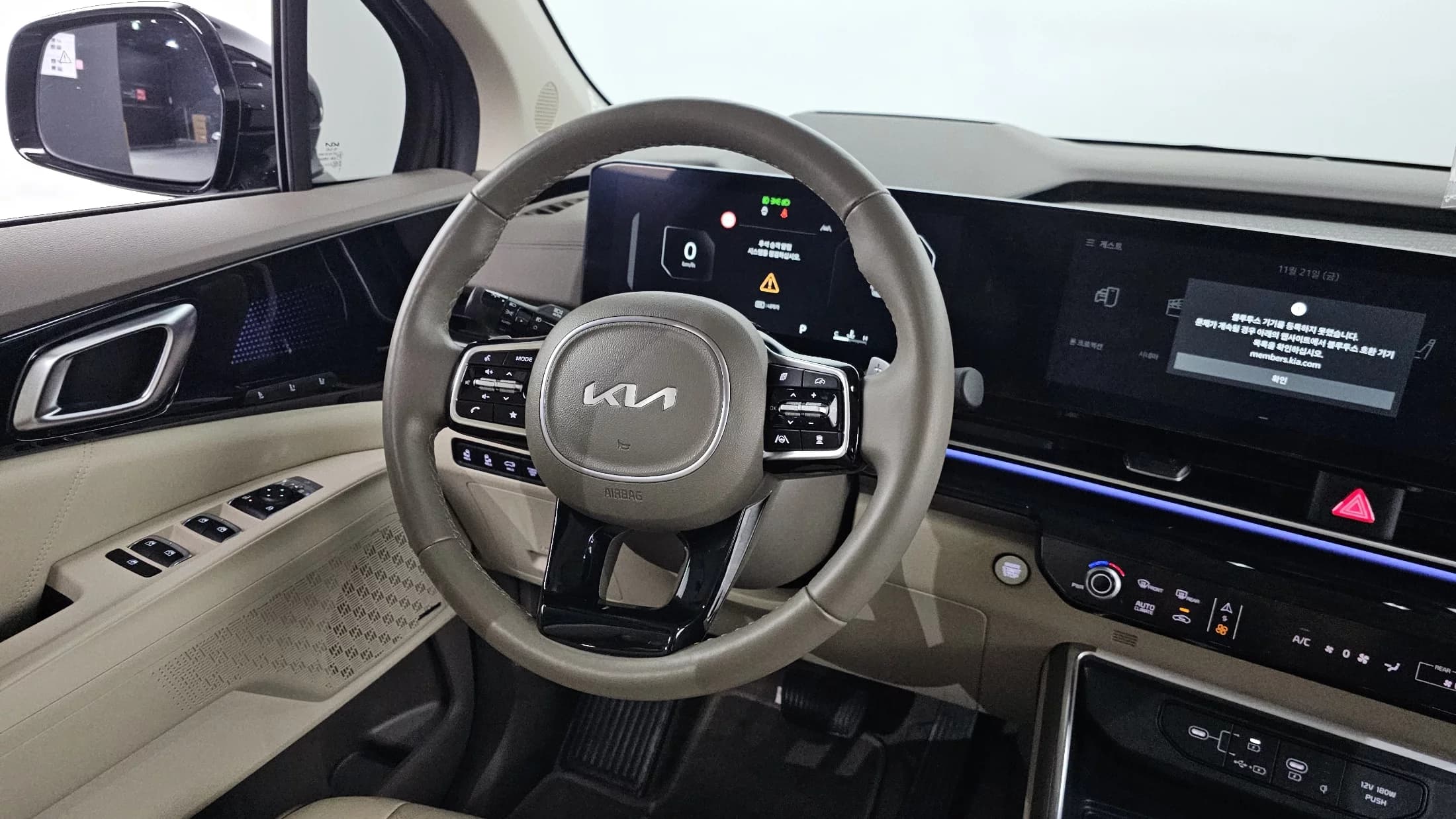 Kia Carnival 9-Seater Hi Limousine Signature, 2024 г. 89202 км. — фото 13