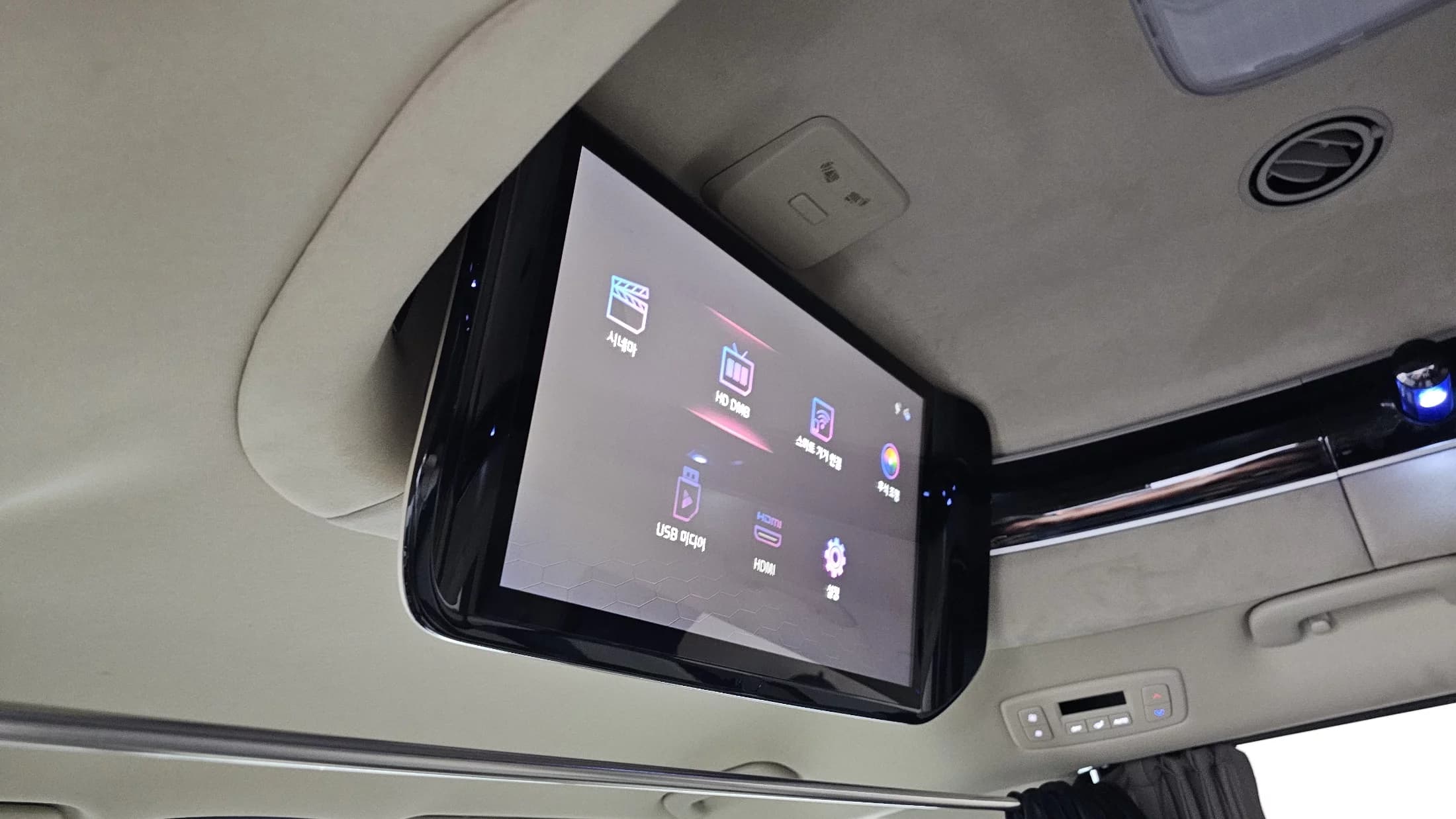 Kia Carnival 9-Seater Hi Limousine Signature, 2024 г. 89202 км. — фото 19