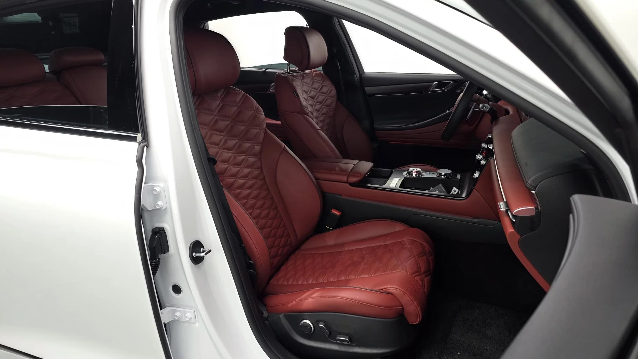 Genesis G80 Gasoline 2.5 Turbo 2WD, 2025 г. 5085 км. — фото 10