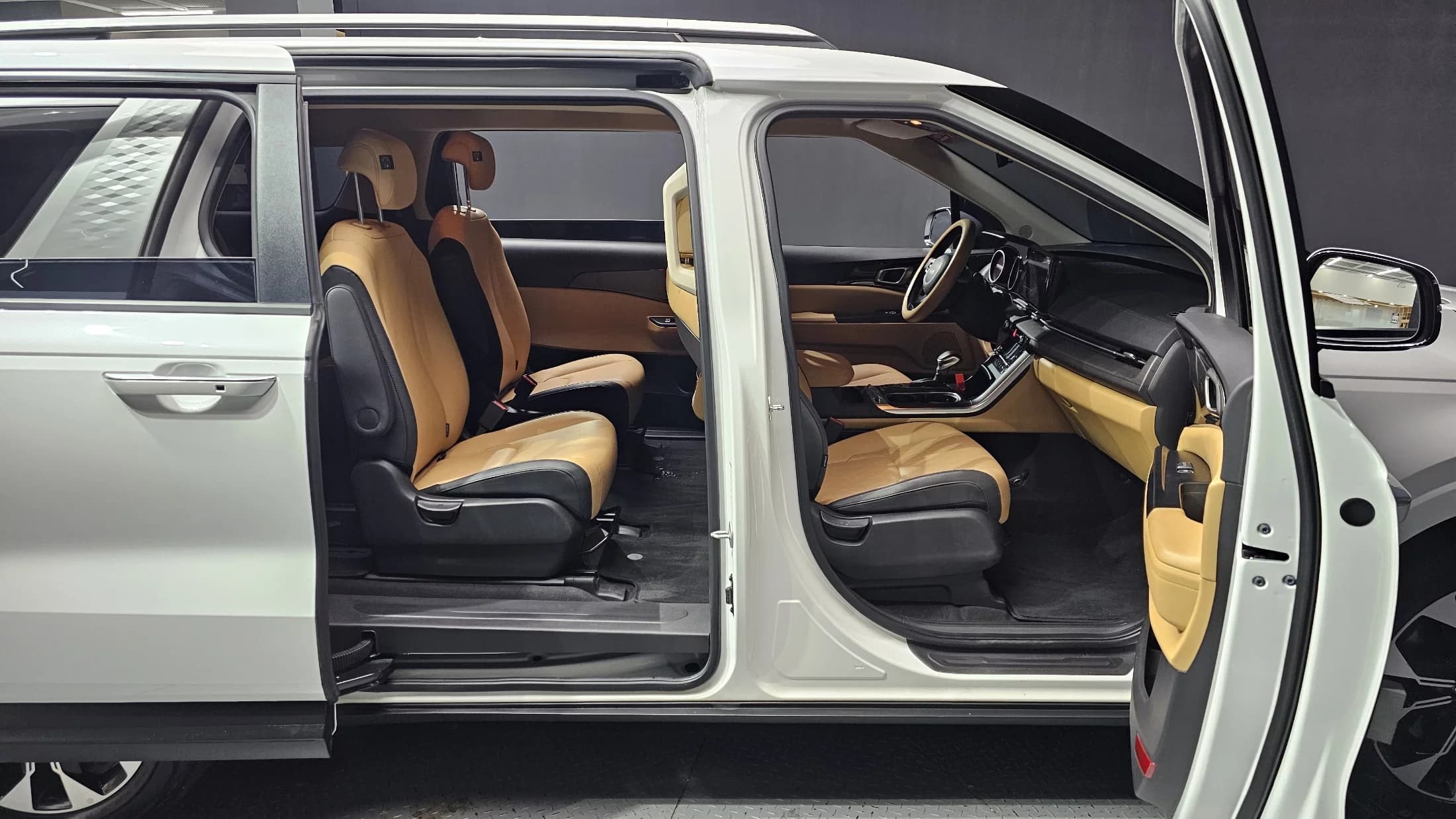 Kia Carnival Gasoline 9-Seater Prestige, 2022 г. 37715 км. — фото 11