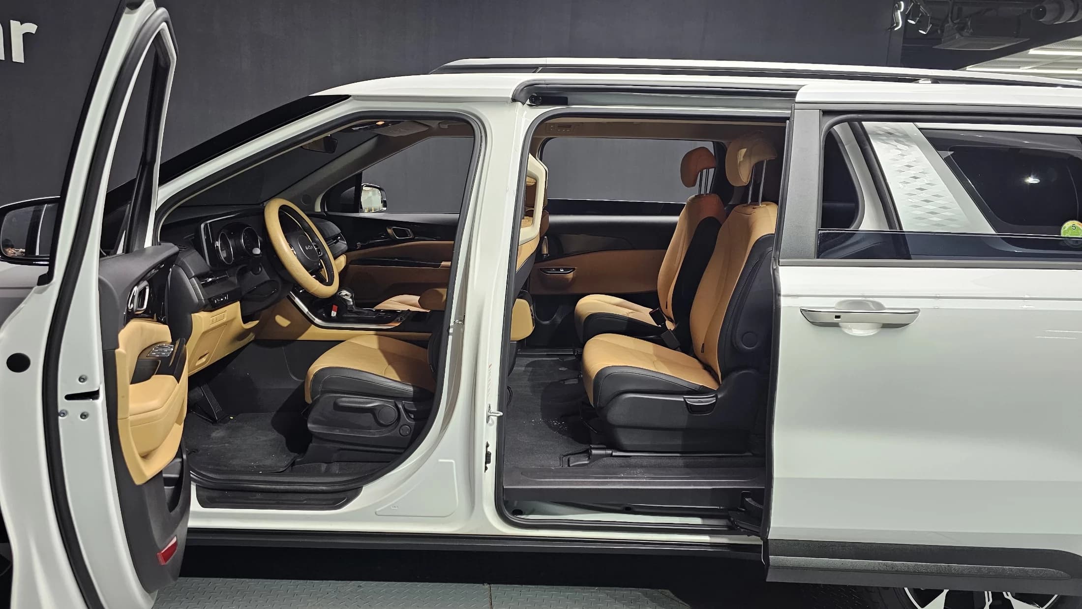 Kia Carnival Gasoline 9-Seater Prestige, 2022 г. 37715 км. — фото 10
