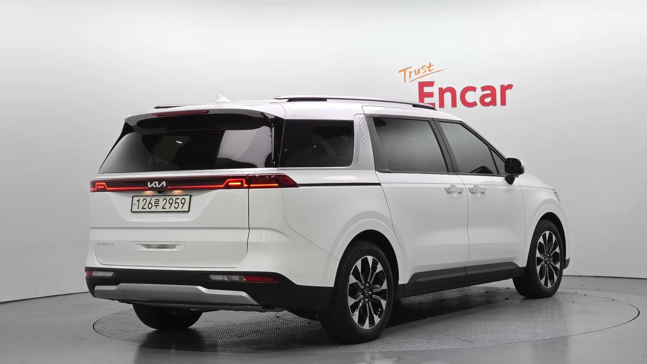 Kia Carnival 9-Seater Prestige, 2023 г. 45848 км. — фото 2