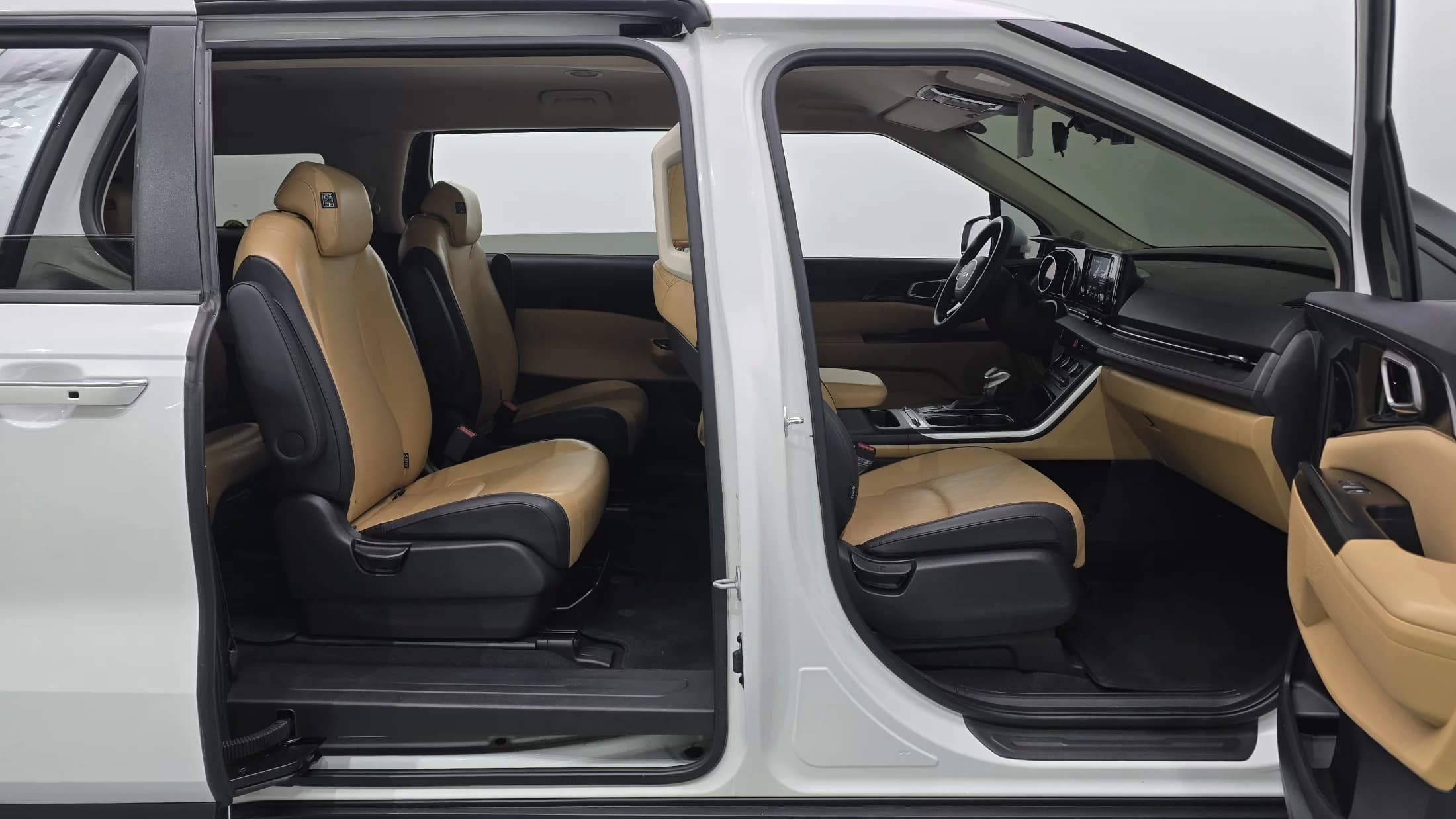 Kia Carnival 9-Seater Prestige, 2023 г. 45848 км. — фото 11