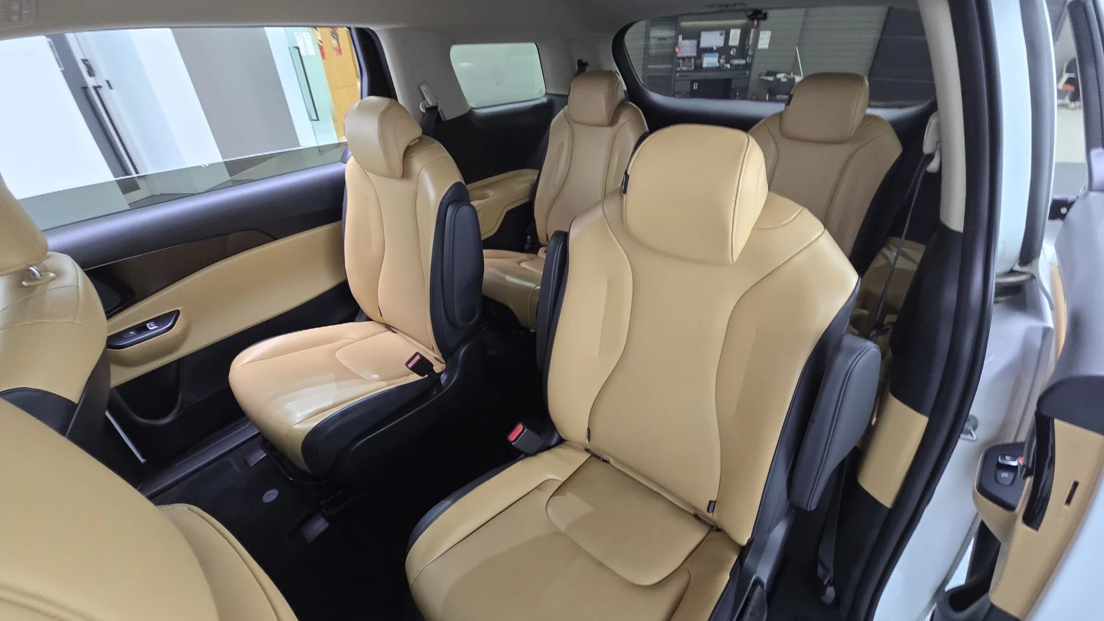 Kia Carnival 9-Seater Prestige, 2023 г. 45848 км. — фото 12