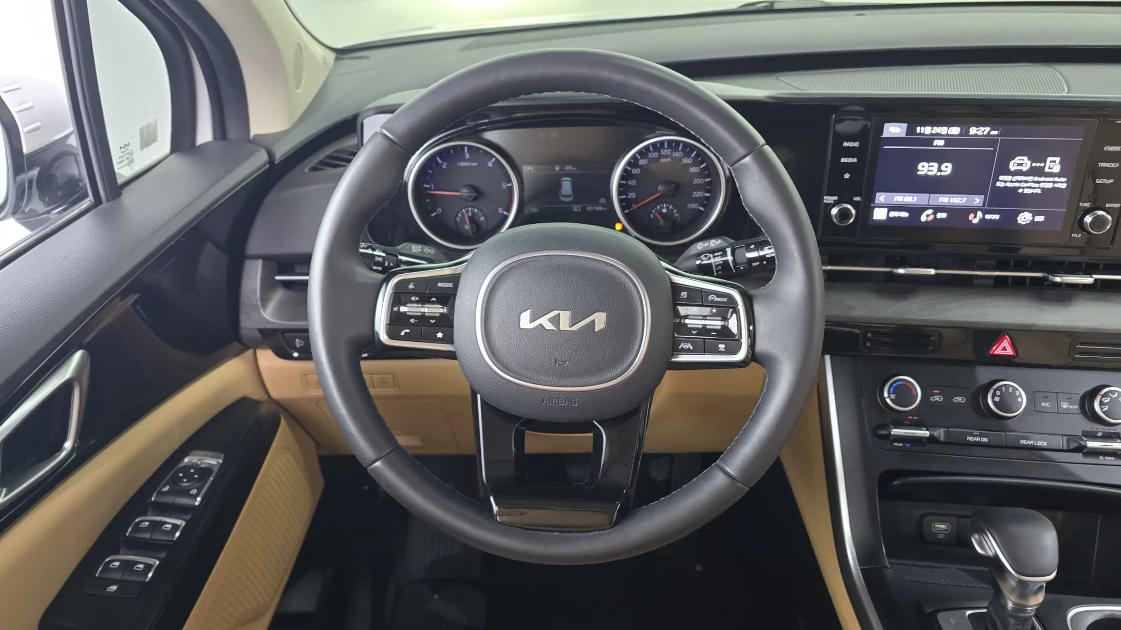 Kia Carnival 9-Seater Prestige, 2023 г. 45848 км. — фото 13
