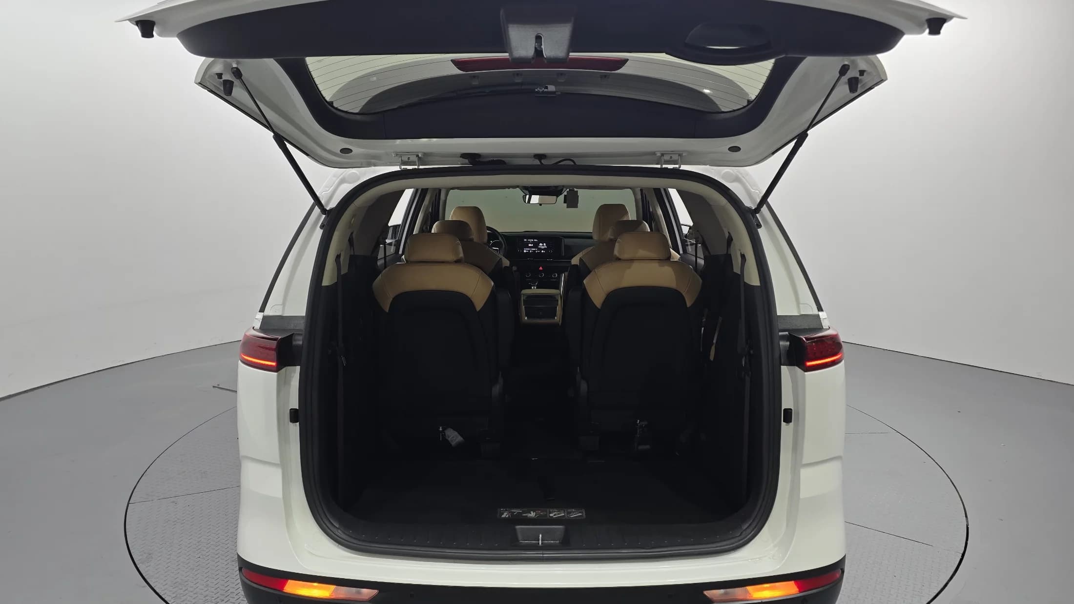 Kia Carnival 9-Seater Prestige, 2023 г. 45848 км. — фото 20