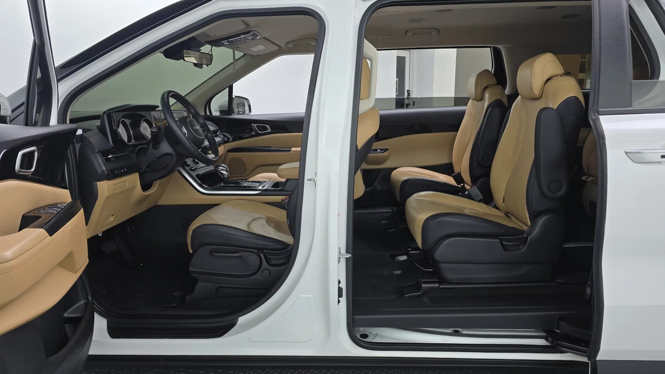 Kia Carnival 9-Seater Prestige, 2023 г. 45848 км. — фото 10