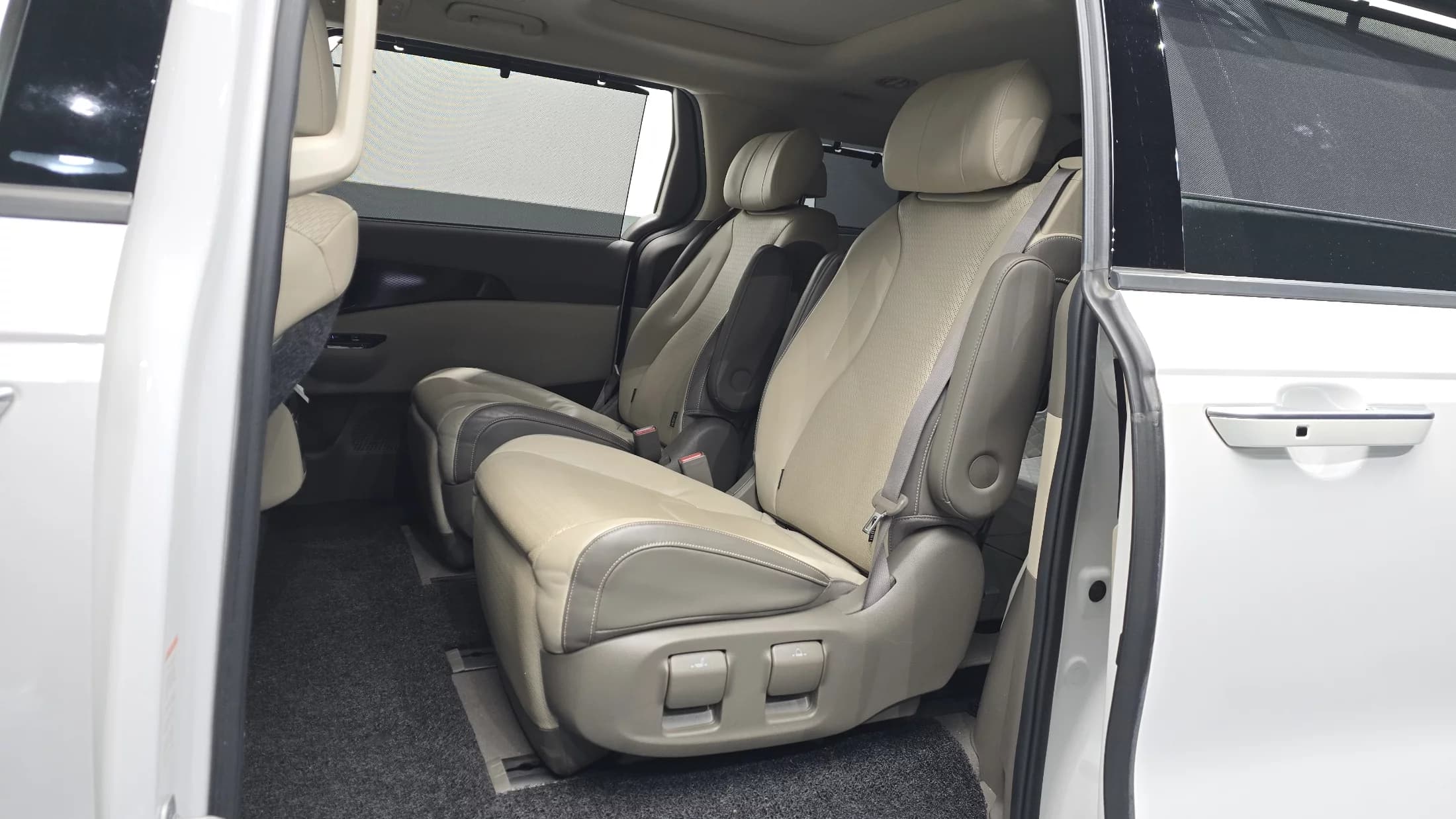 Kia Carnival 7-Seater Signature, 2021 г. 61299 км. — фото 12
