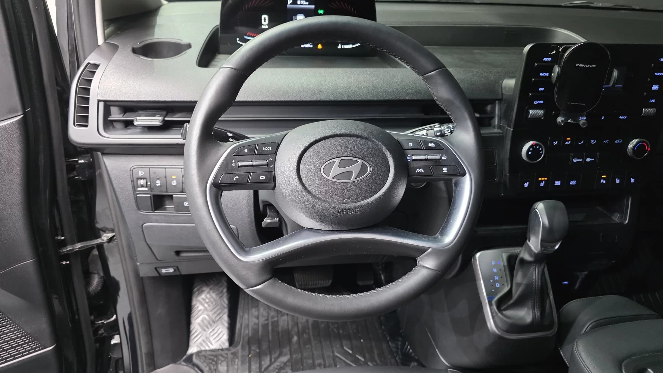Hyundai Staria Cargo 3-Seater Modern, 2024 г. 87589 км. — фото 13