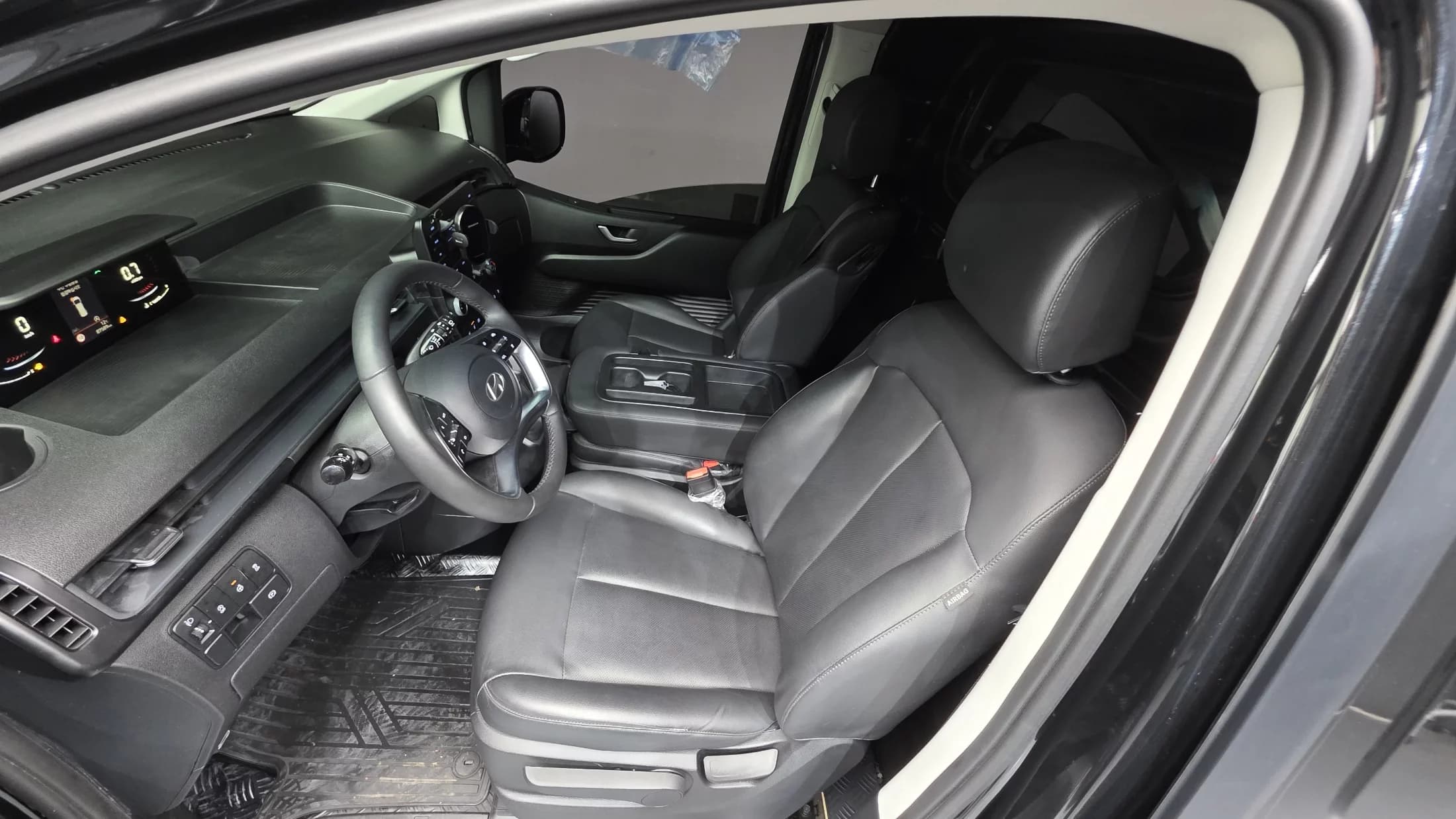 Hyundai Staria Cargo 3-Seater Modern, 2024 г. 87589 км. — фото 7