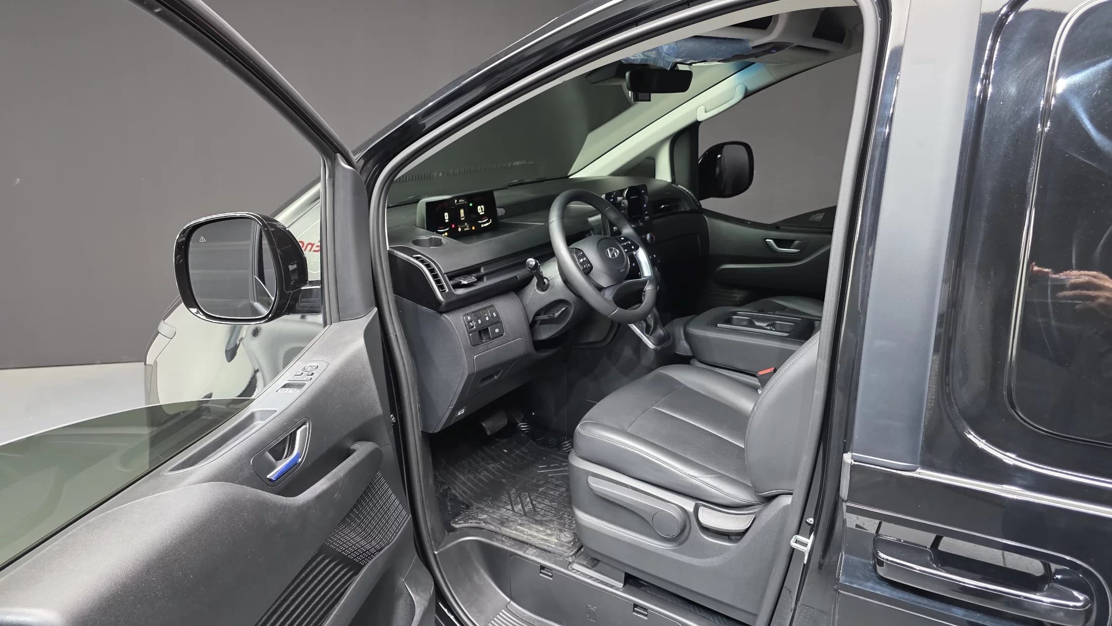 Hyundai Staria Cargo 3-Seater Modern, 2024 г. 87589 км. — фото 10