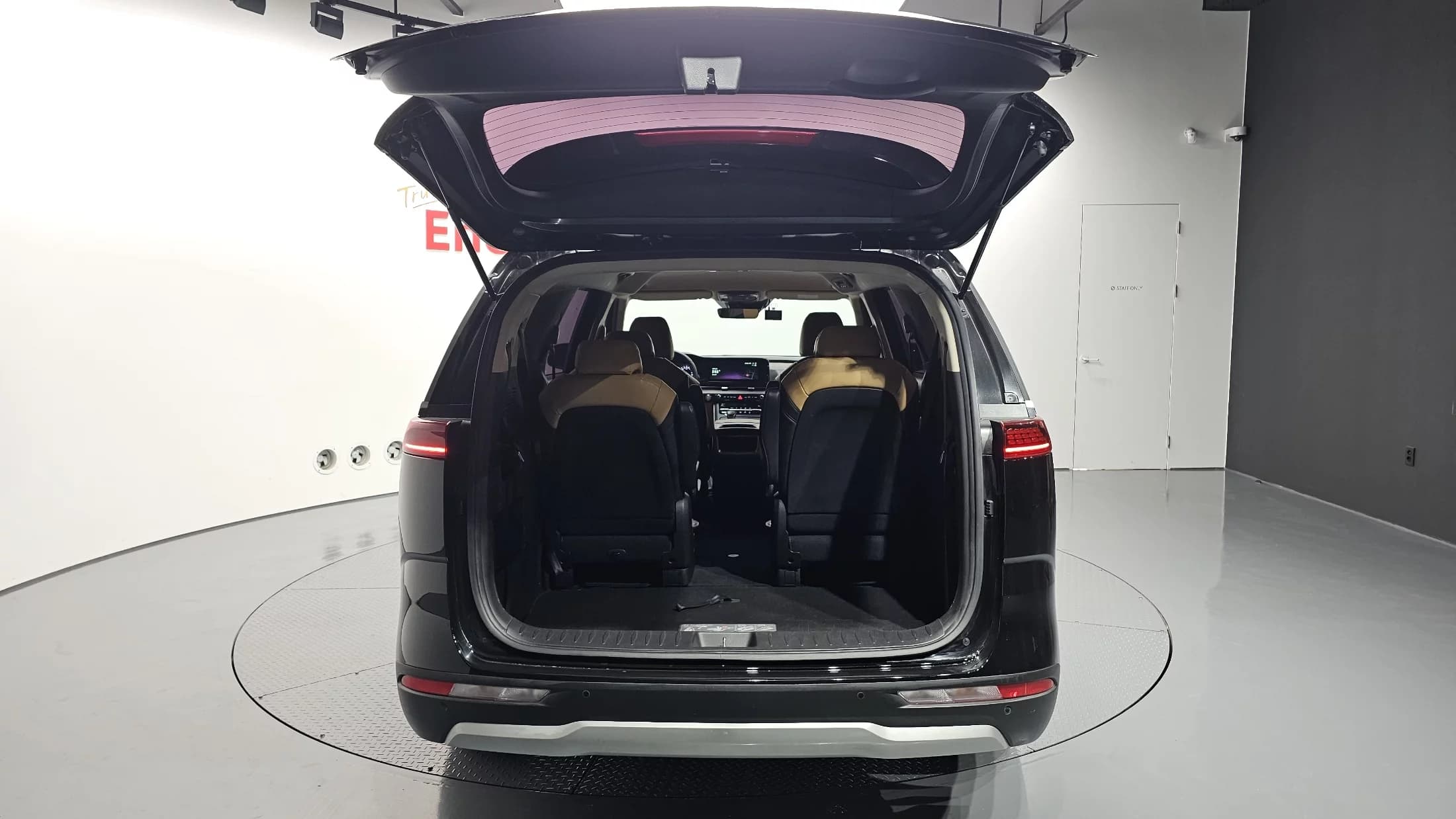 Kia Carnival 9-Seater Prestige, 2021 г. 59017 км. — фото 20