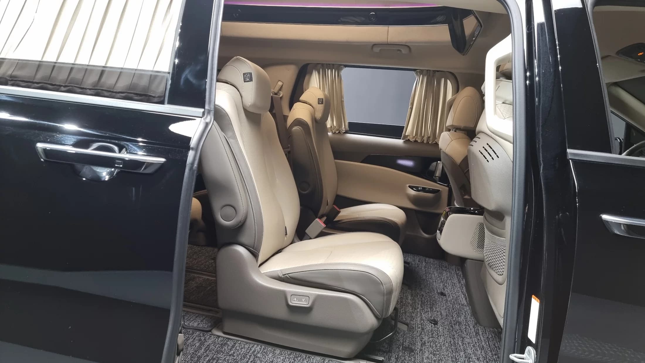 Kia Carnival Gasoline 9-Seater Hi-Limousine Signature, 2022 г. 31188 км. — фото 12