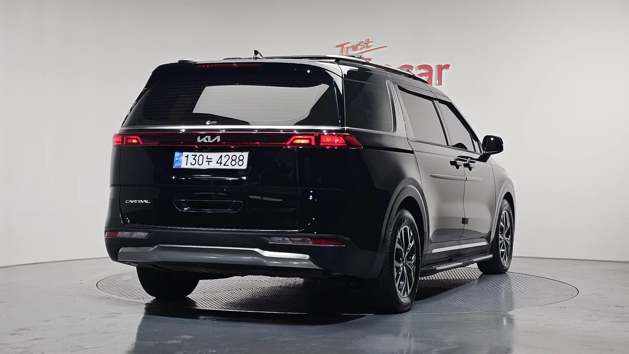 Kia Carnival 9-Seater Signature, 2023 г. 37873 км. — фото 2
