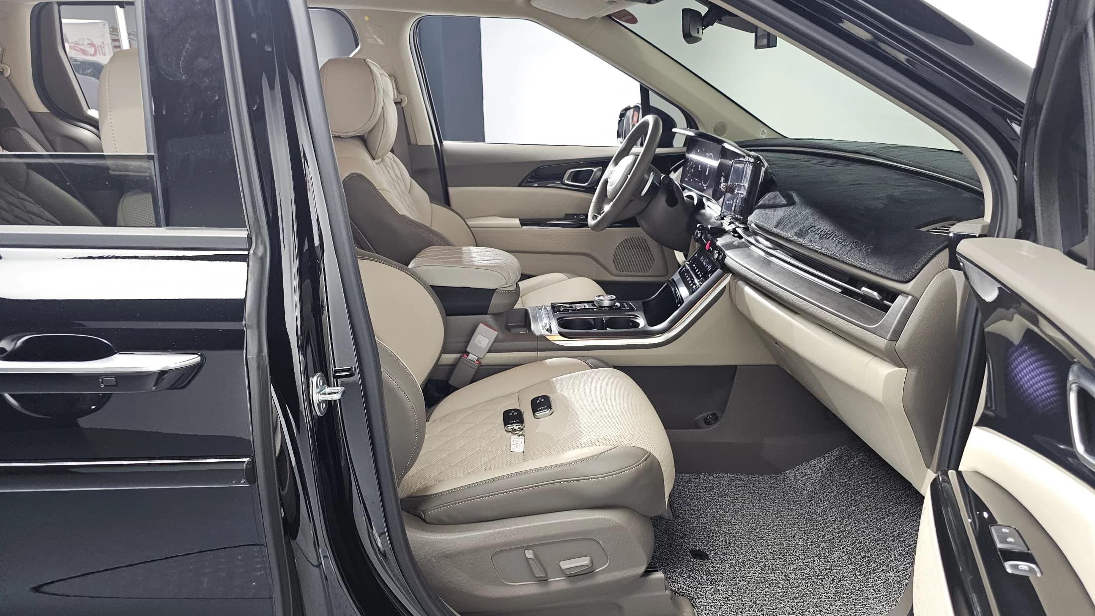 Kia Carnival 9-Seater Signature, 2023 г. 37873 км. — фото 11