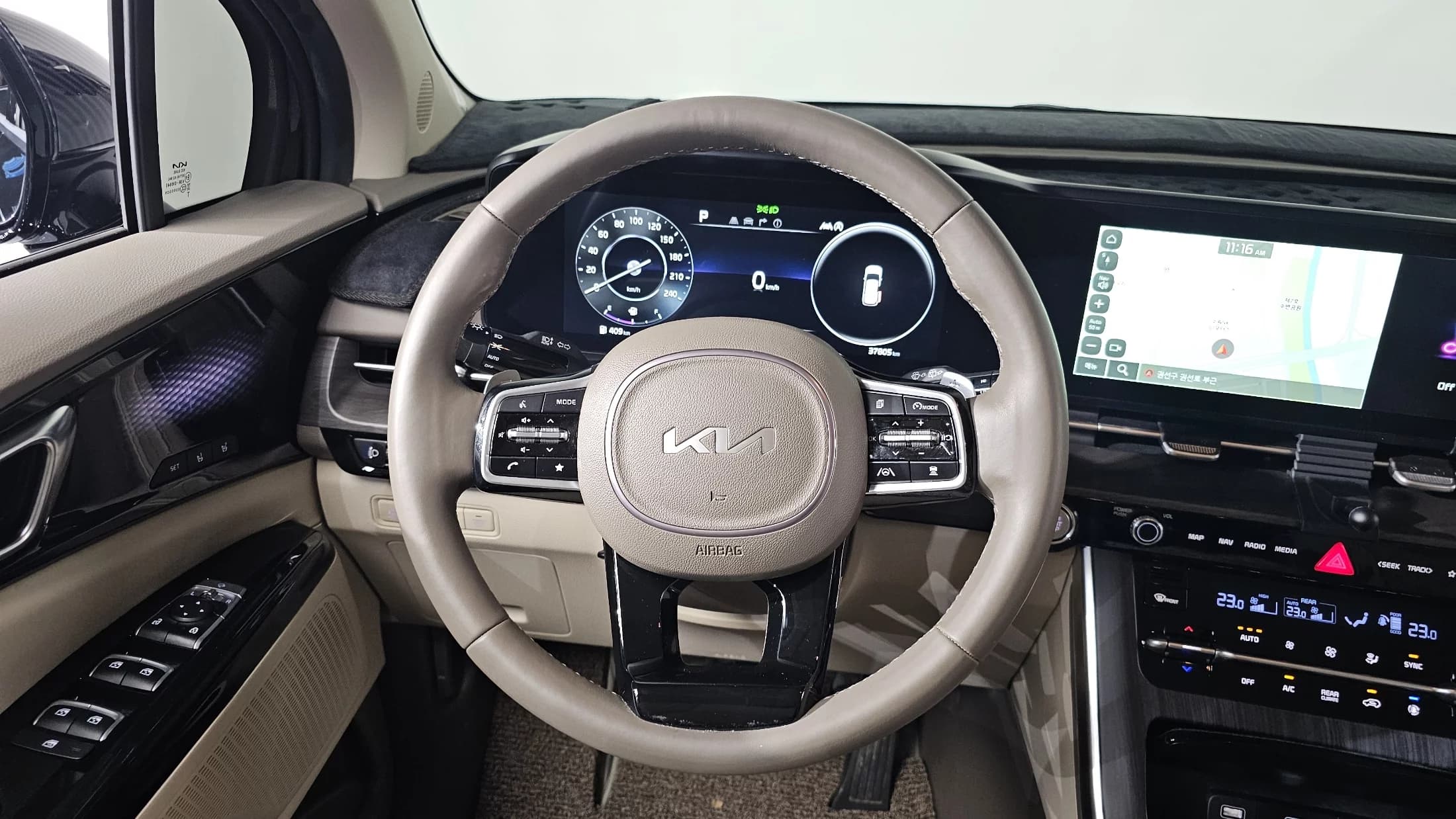 Kia Carnival 9-Seater Signature, 2023 г. 37873 км. — фото 13