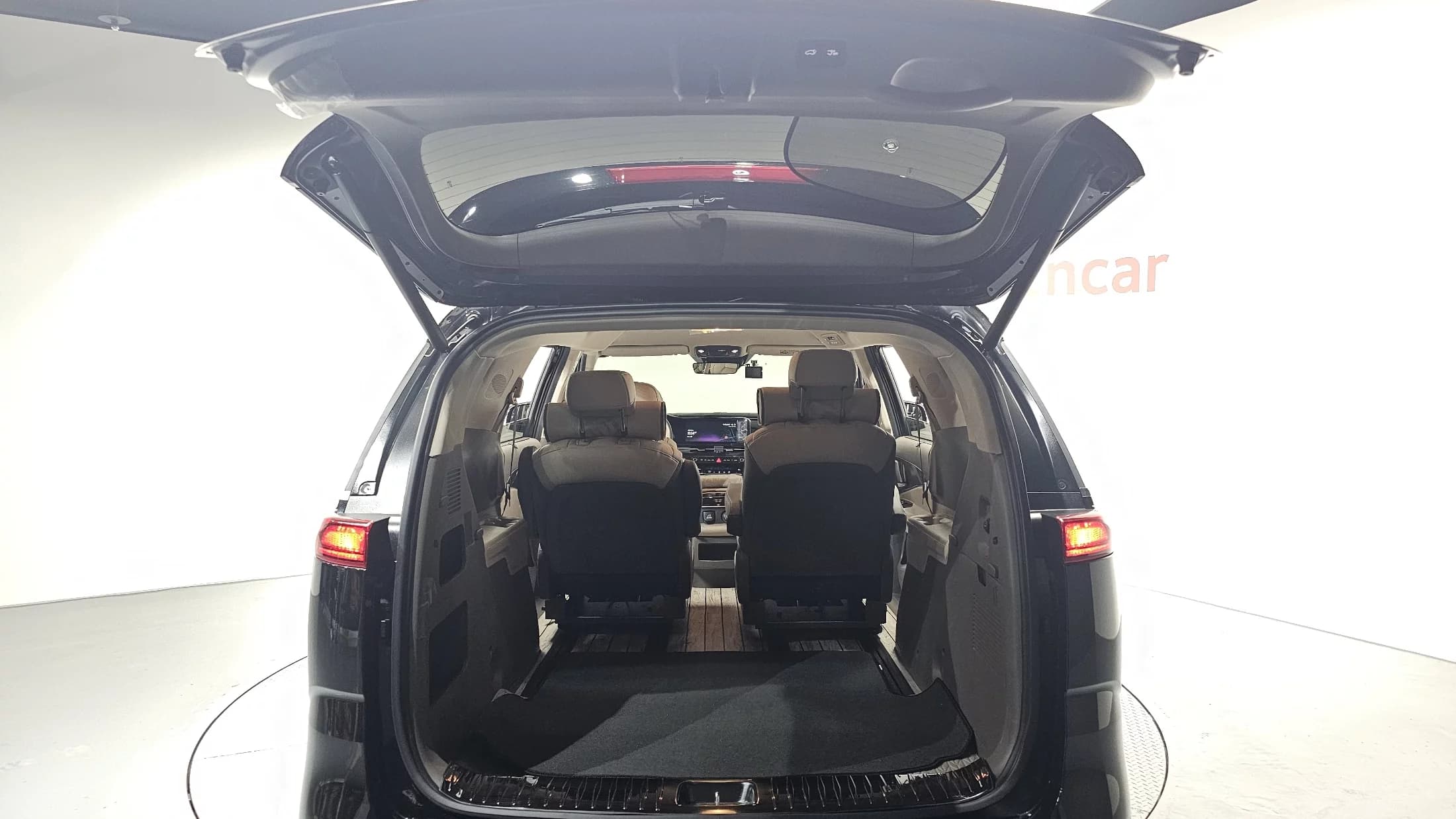 Kia Carnival 9-Seater Signature, 2023 г. 37873 км. — фото 20