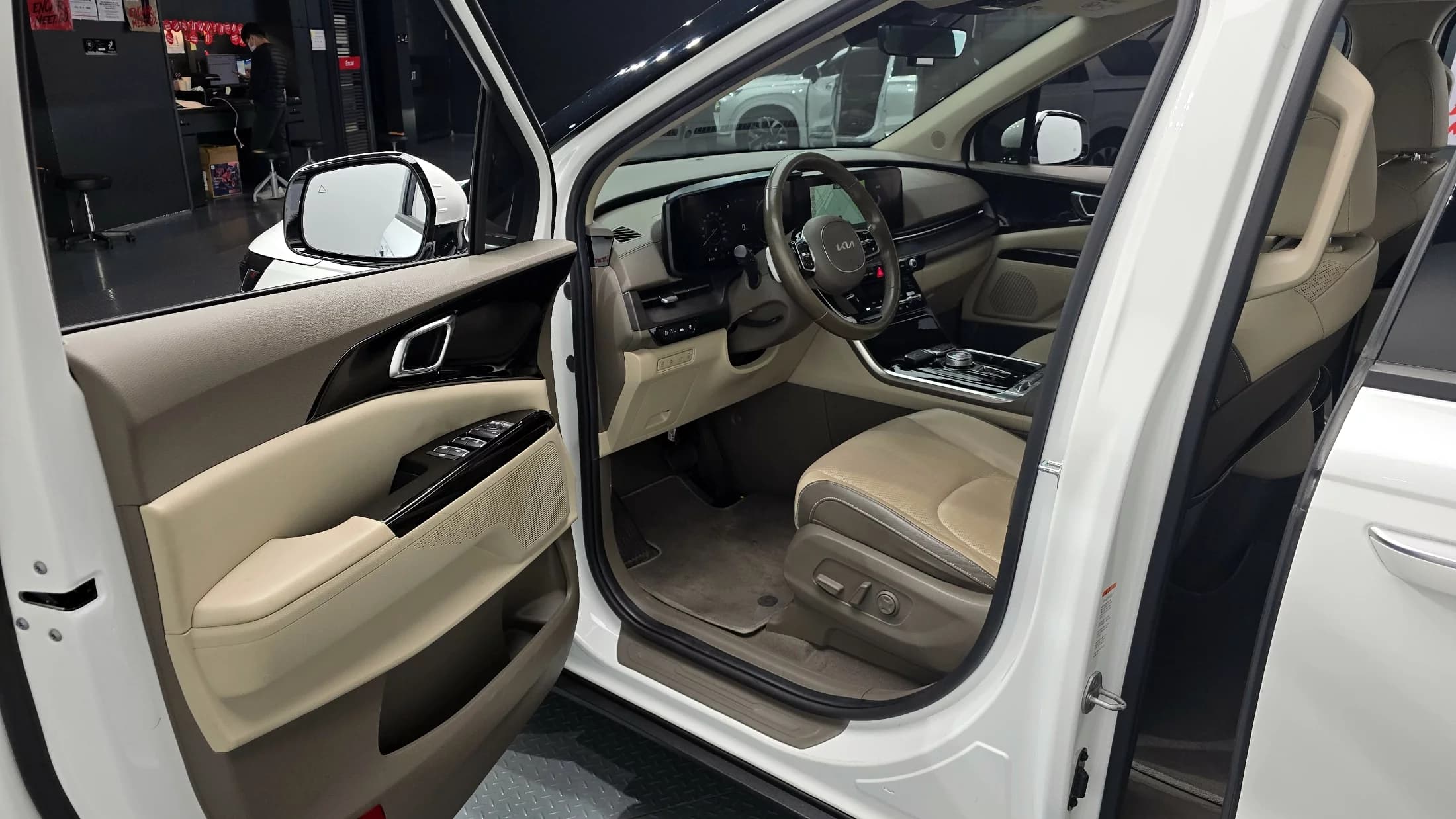 Kia Carnival 7-Seater Noblesse, 2021 г. 72955 км. — фото 11
